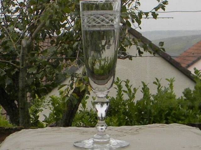 Set of 6 antique crystal champagne flutes. Engraved frieze.