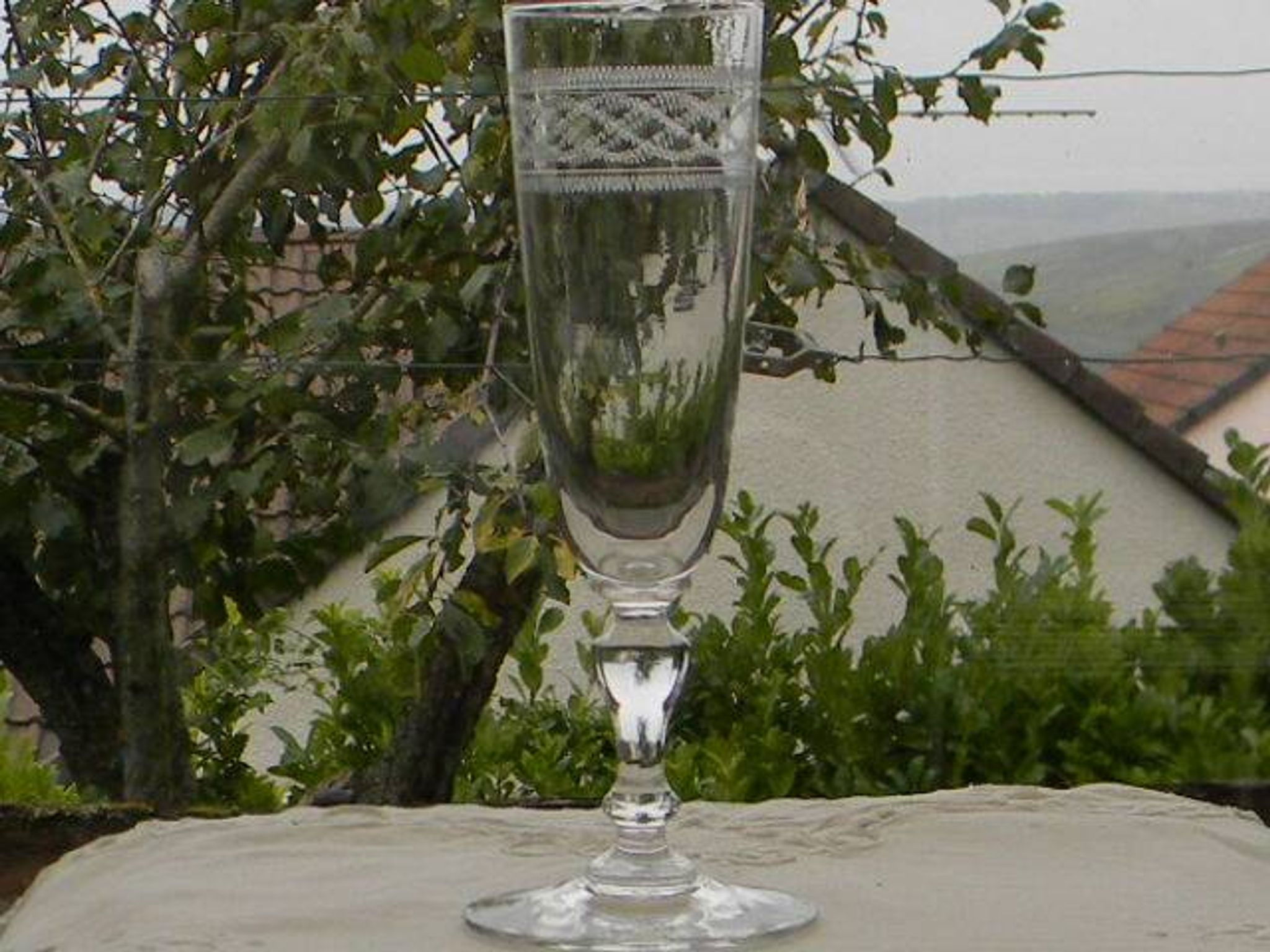 Set of 6 antique crystal champagne flutes. Engraved frieze.