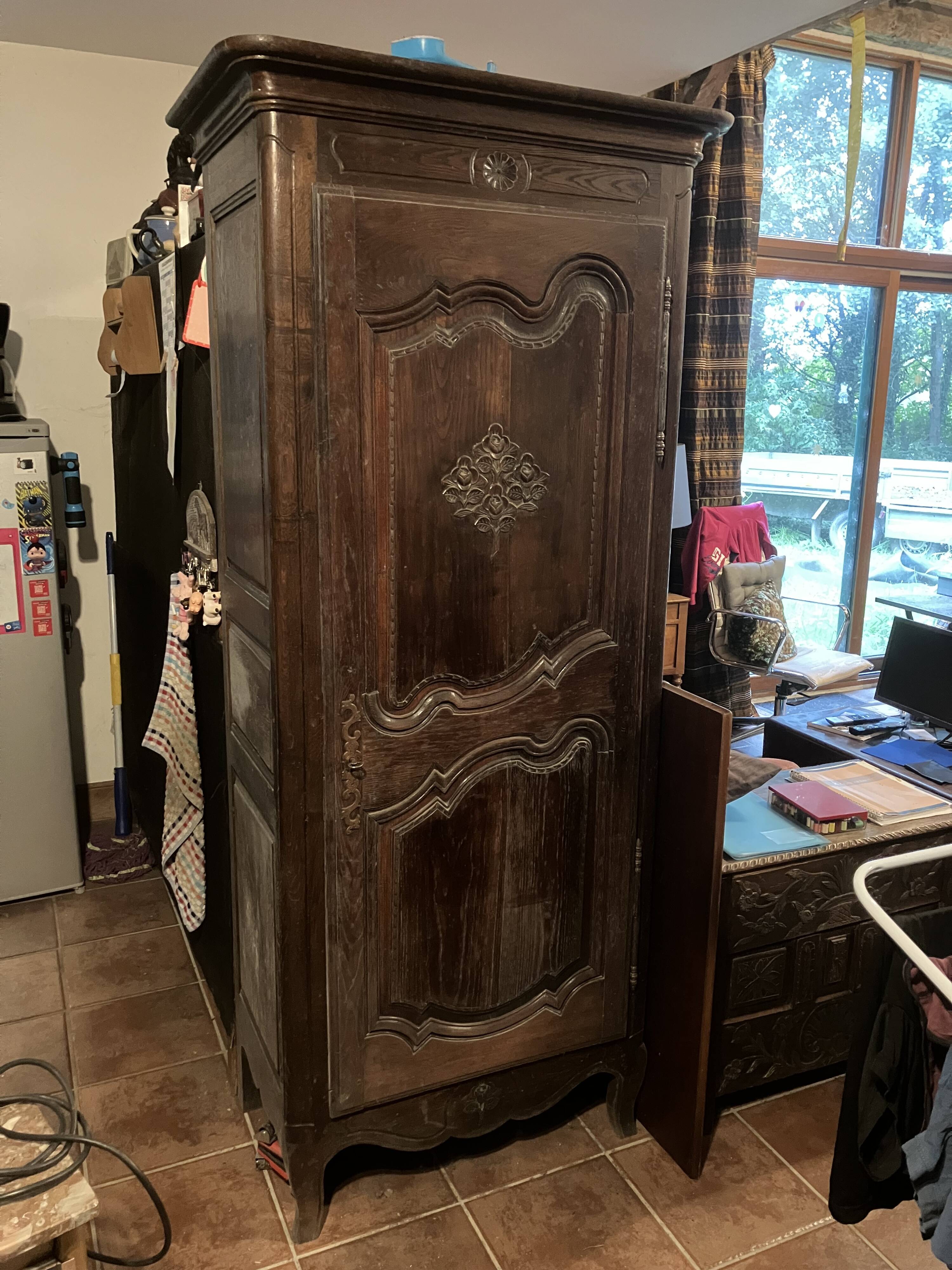 Old sculpted Breton bonnetière