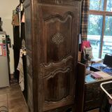 Old sculpted Breton bonnetière