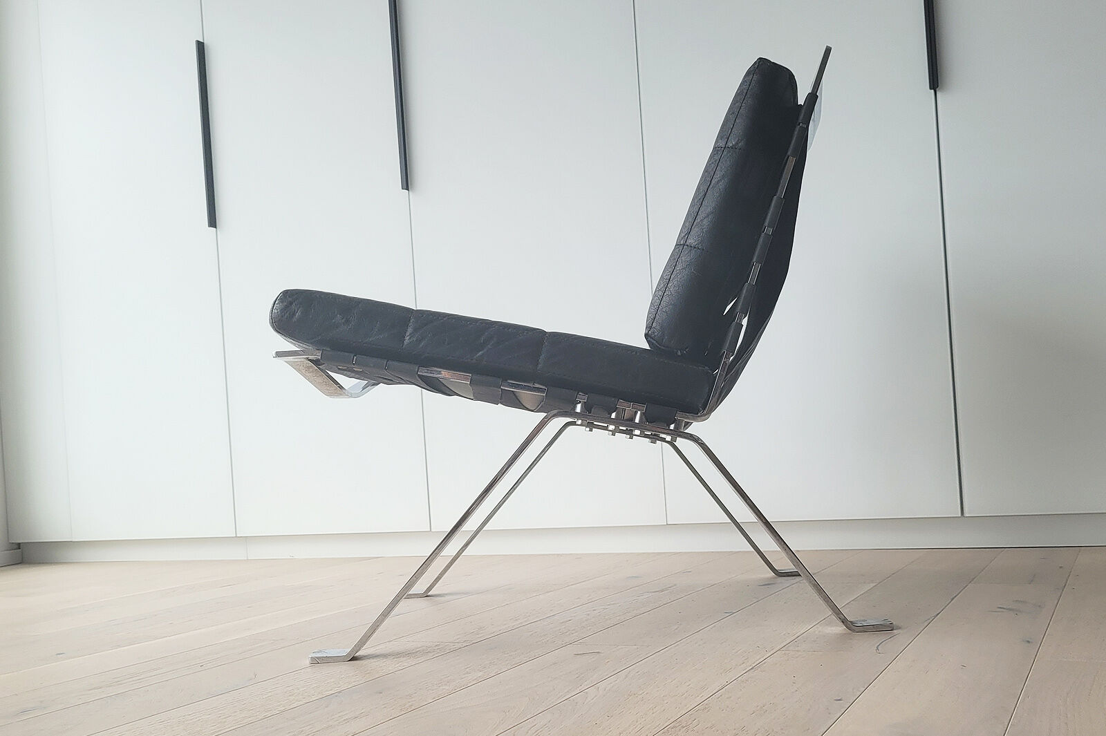 Pair of black leather loung chairs by Hans Eichenberger for Girsberger