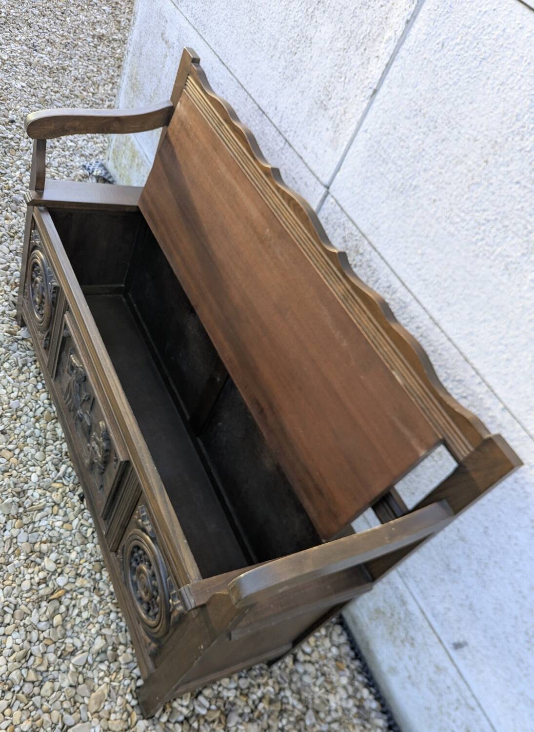 Large Breton storage bench for the entrance.