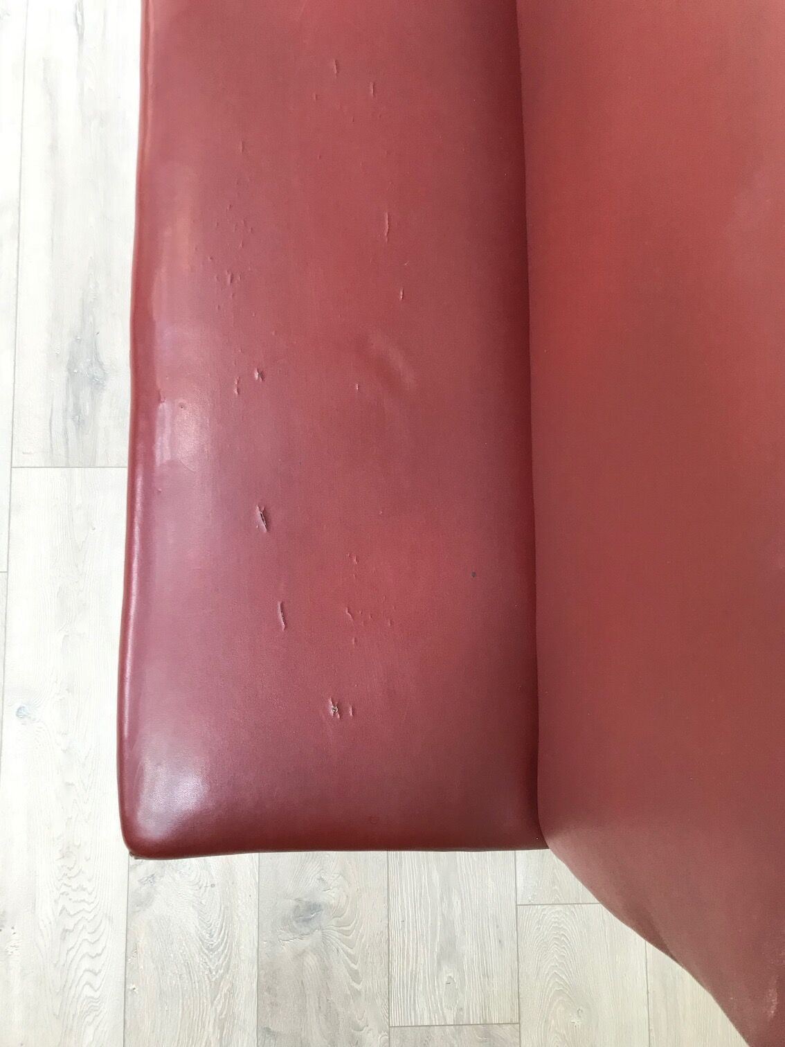Bistro bench in burgundy leather