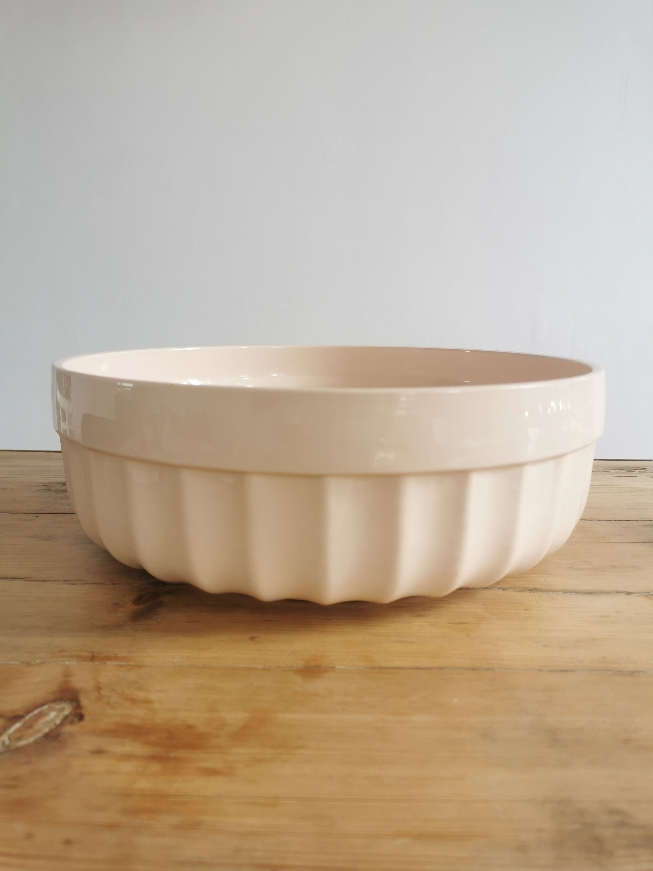Salad bowl in pink faience Digoin