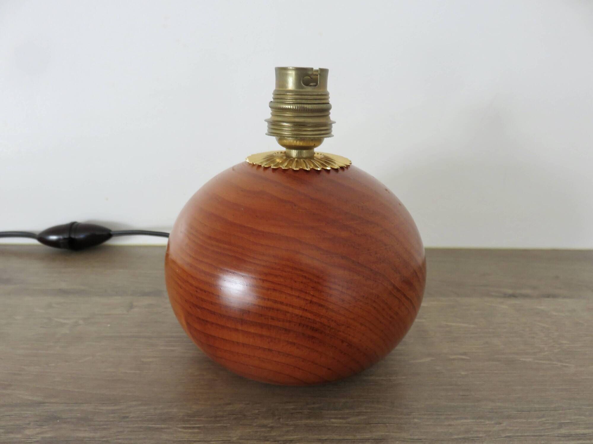 Lampe en bois blond et laiton doré, années 50-60