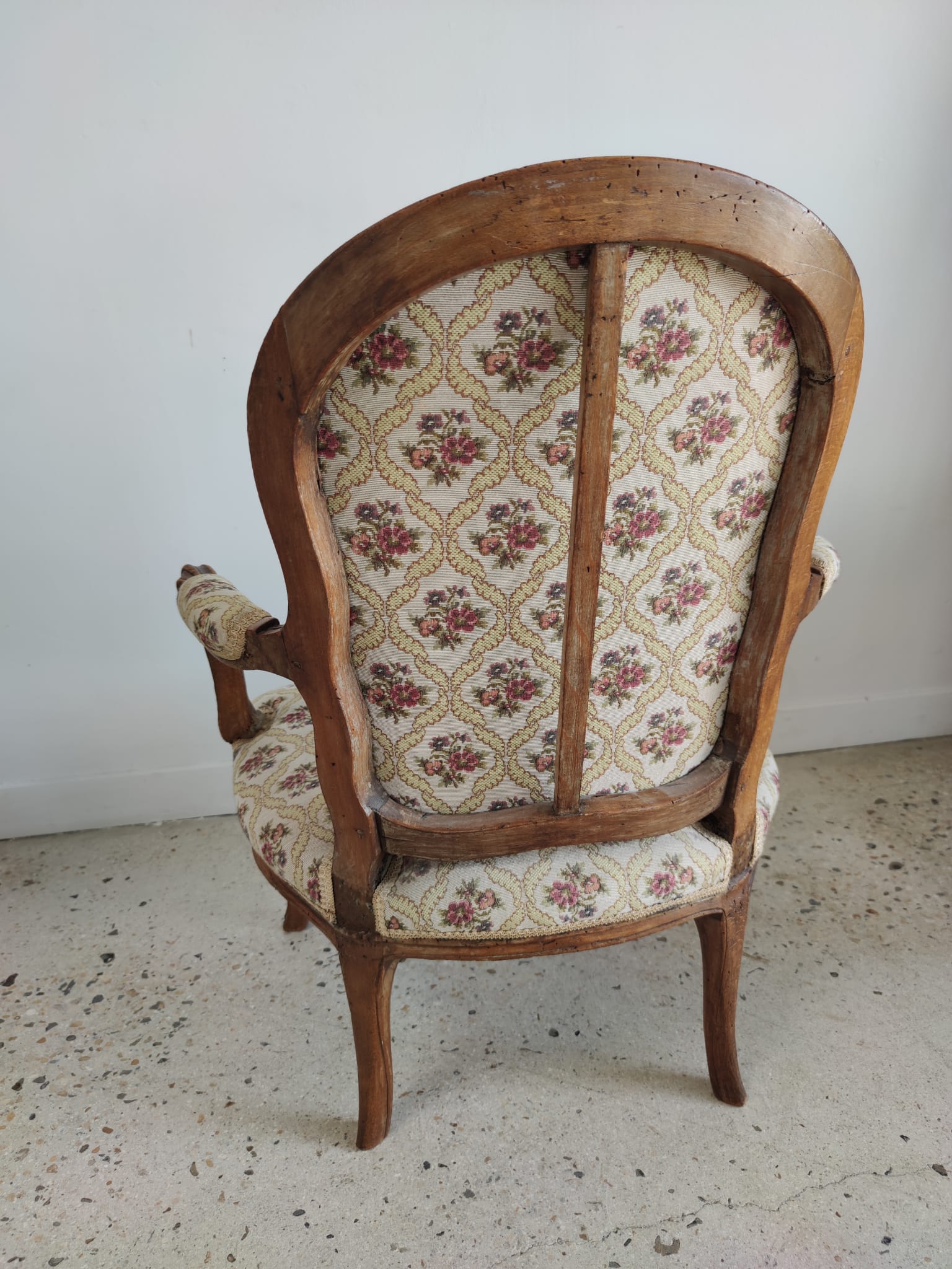 Fauteuil cabriolet de style Louis XVI garniture tapisserie fleurie