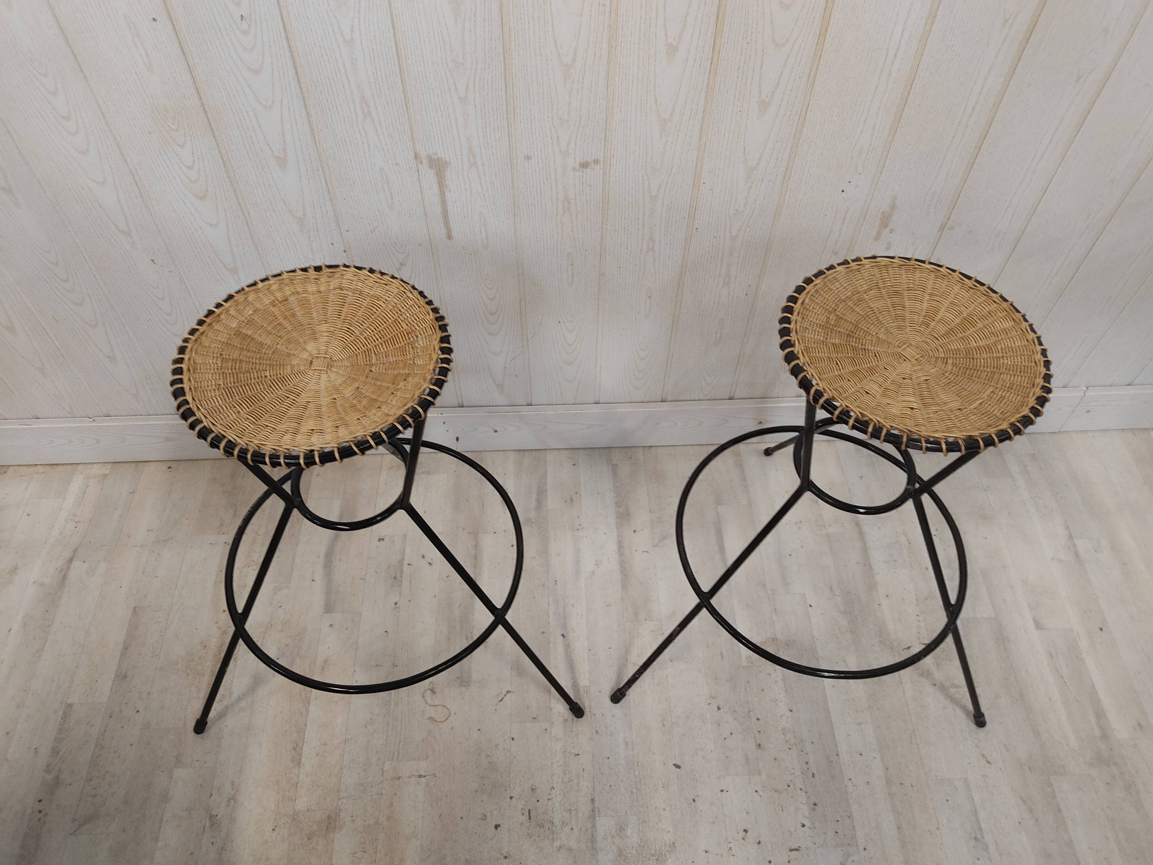Vintage wicker bar and its two stools
