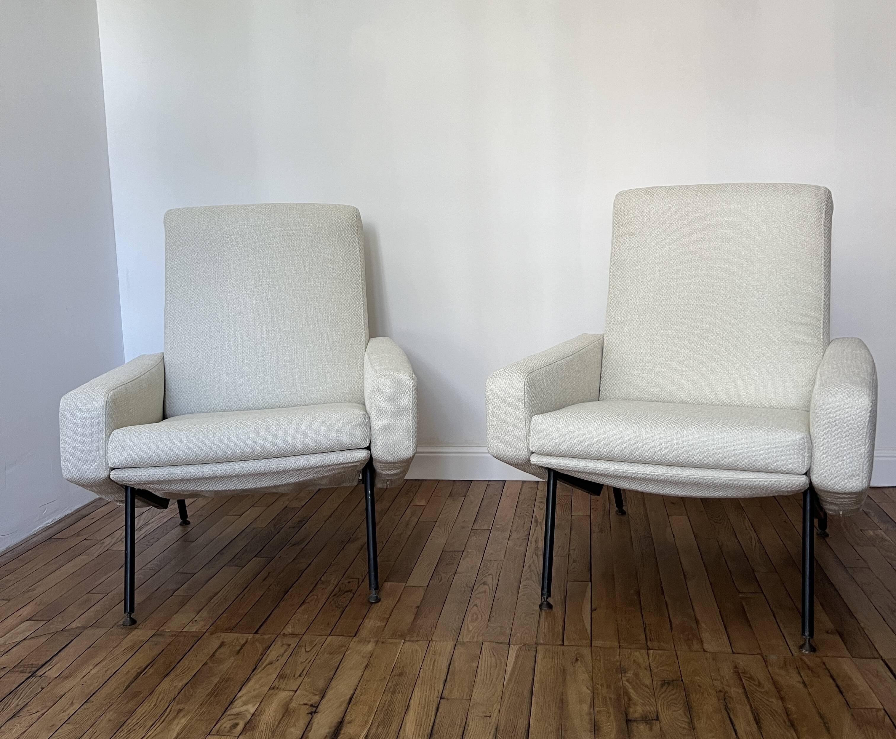 Pair of "Troïka" armchairs by Pierre Guariche, Airborne. Reupholstered 2026.
