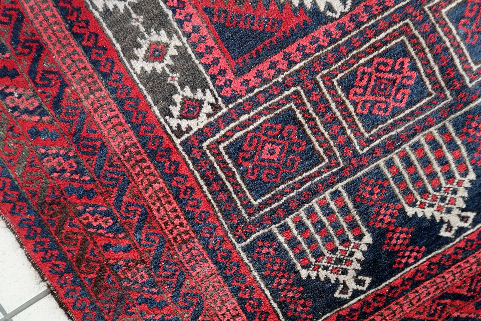 Tapis de Prière Vintage Baluch Fait Main en Laine – 94 x 152 cm
