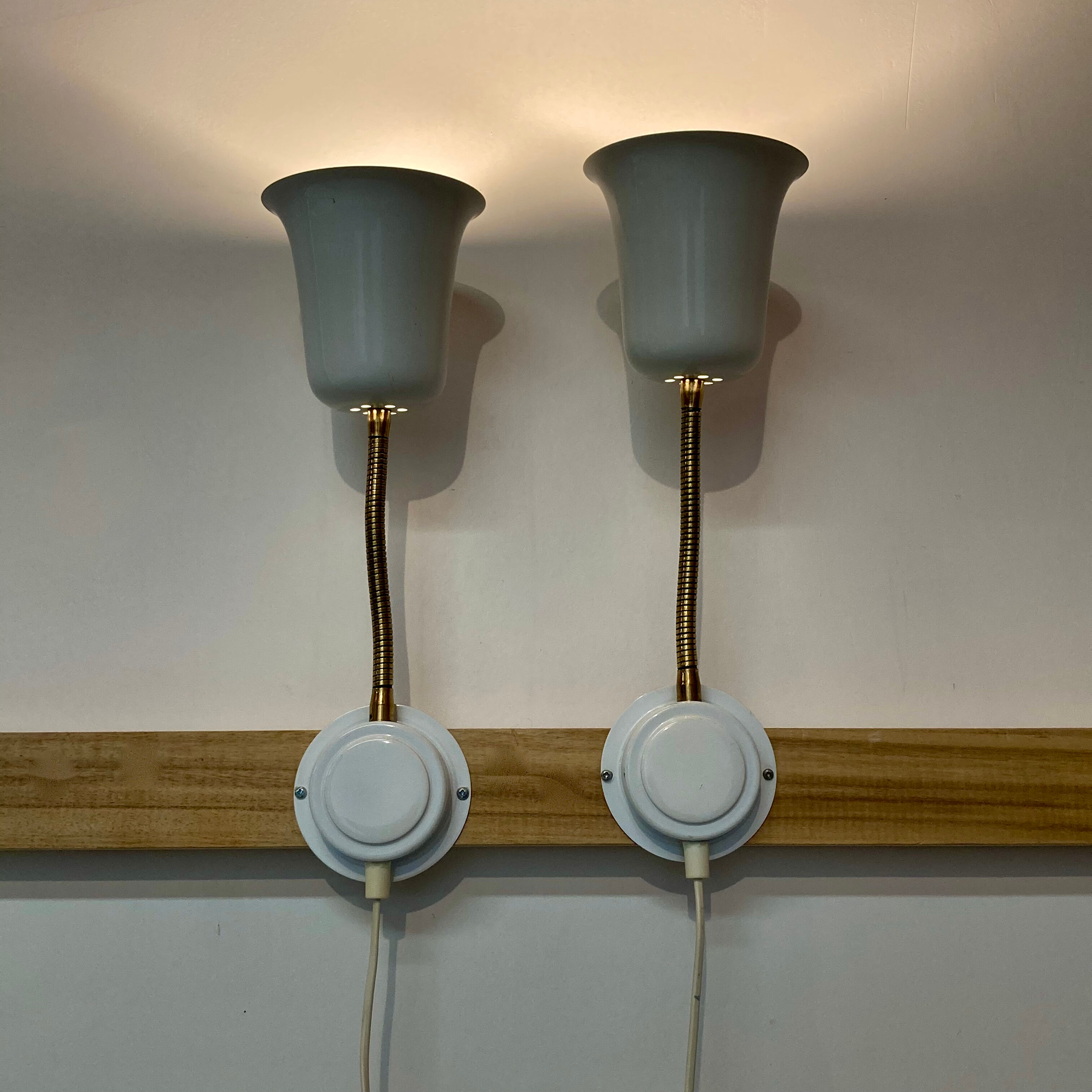 Paire d'appliques blanches design 1950.
