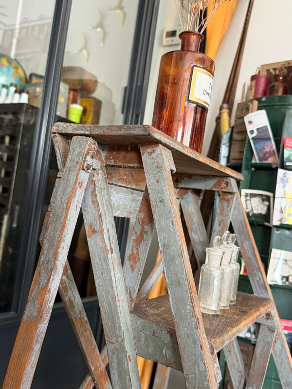 Ancien escabeau de peintre en bois patiné vintage