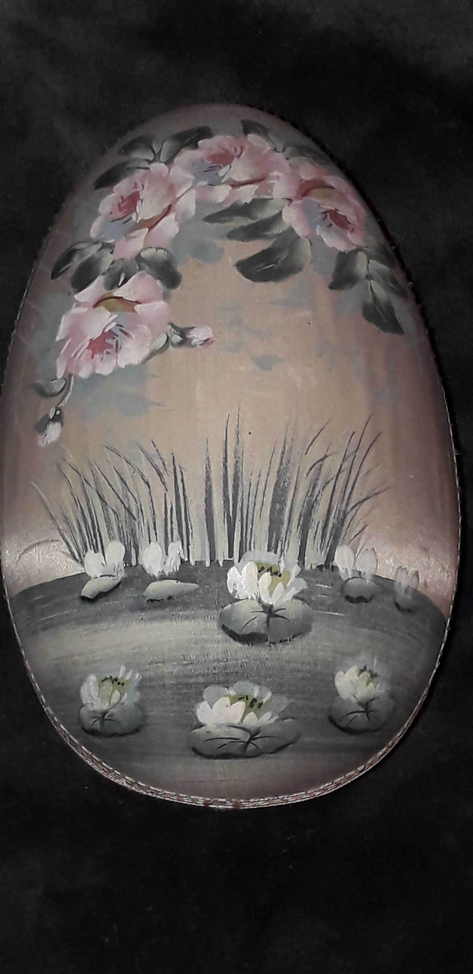 Ancient Boïte for egg-shaped treats in hand-painted silk