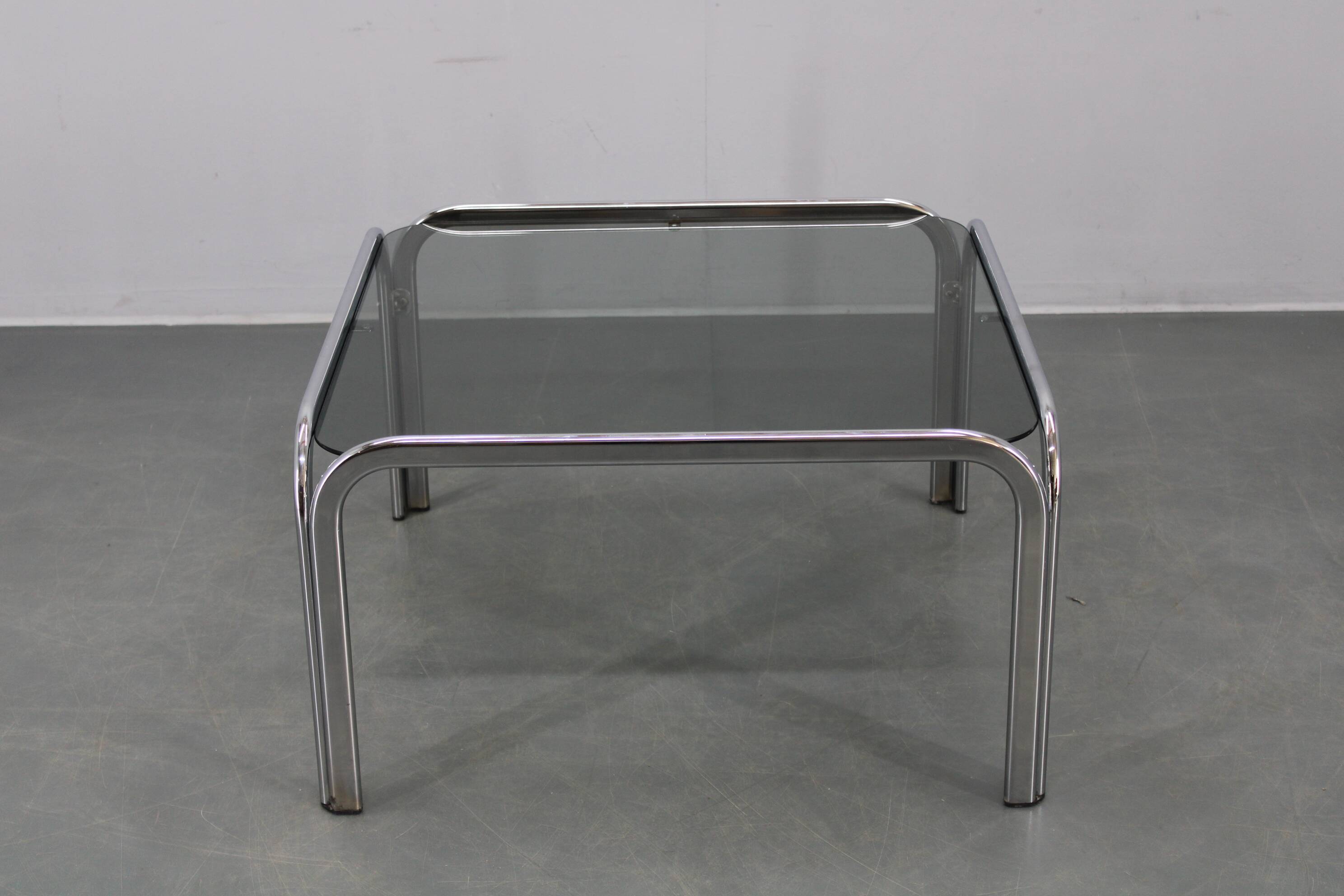 Table basse carrée italienne en chrome et verre des années 1970