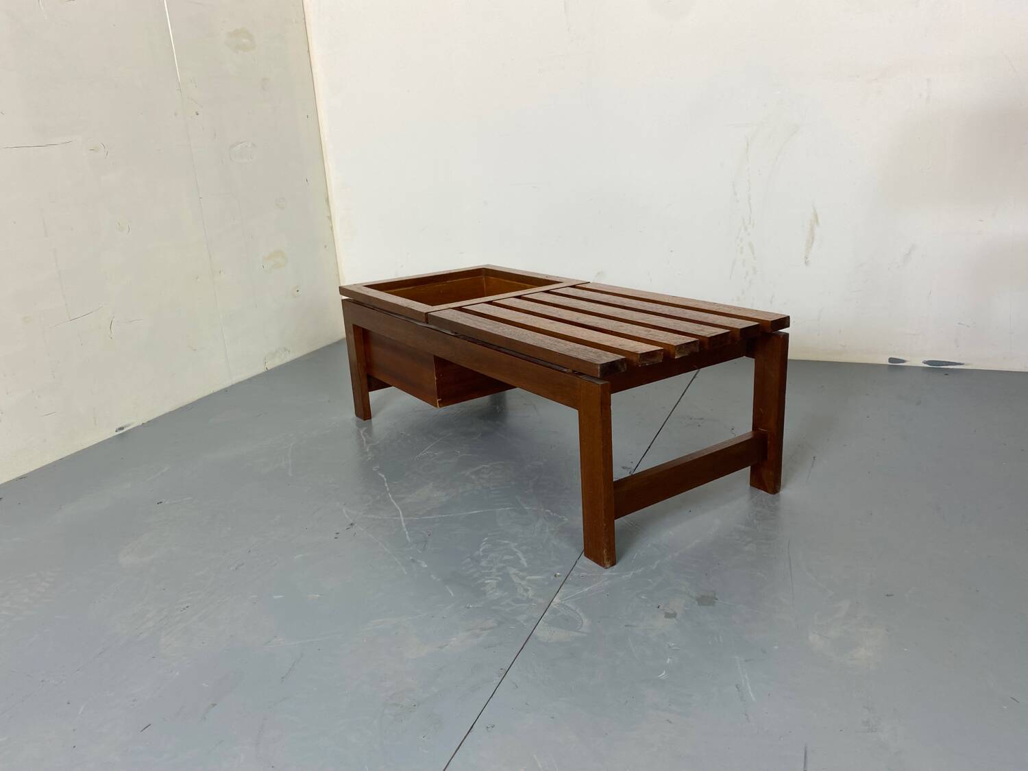 Table d'appoint mid-century moderne à lattes en teck avec support pour plantes, 1960s