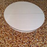 Extendable round formica table