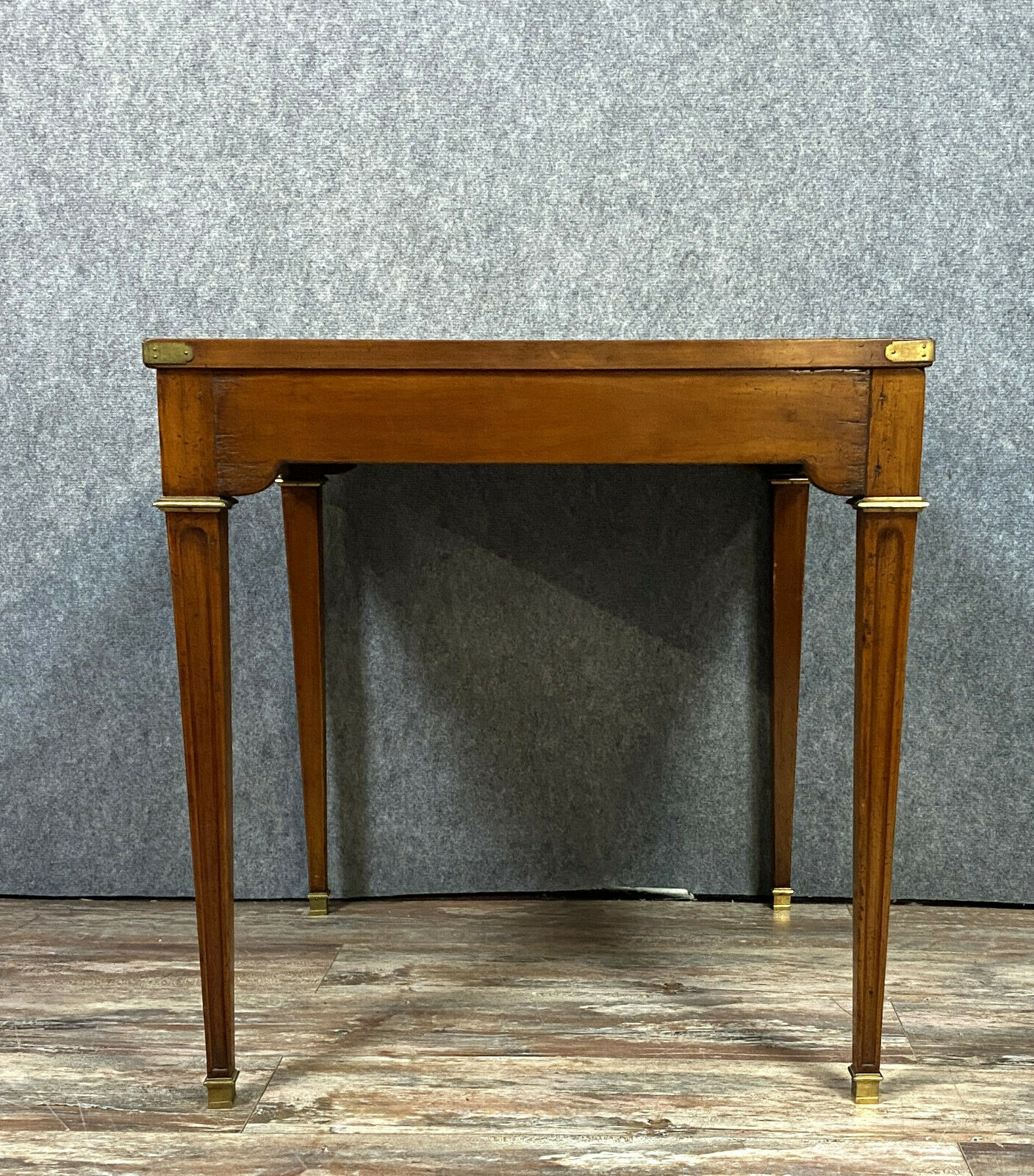 Table a jeux Louis XVI en marqueterie de bois nobles