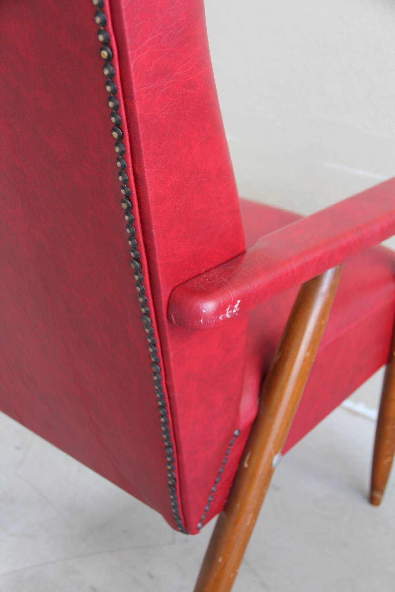 Fauteuil vintage en skaï rouge