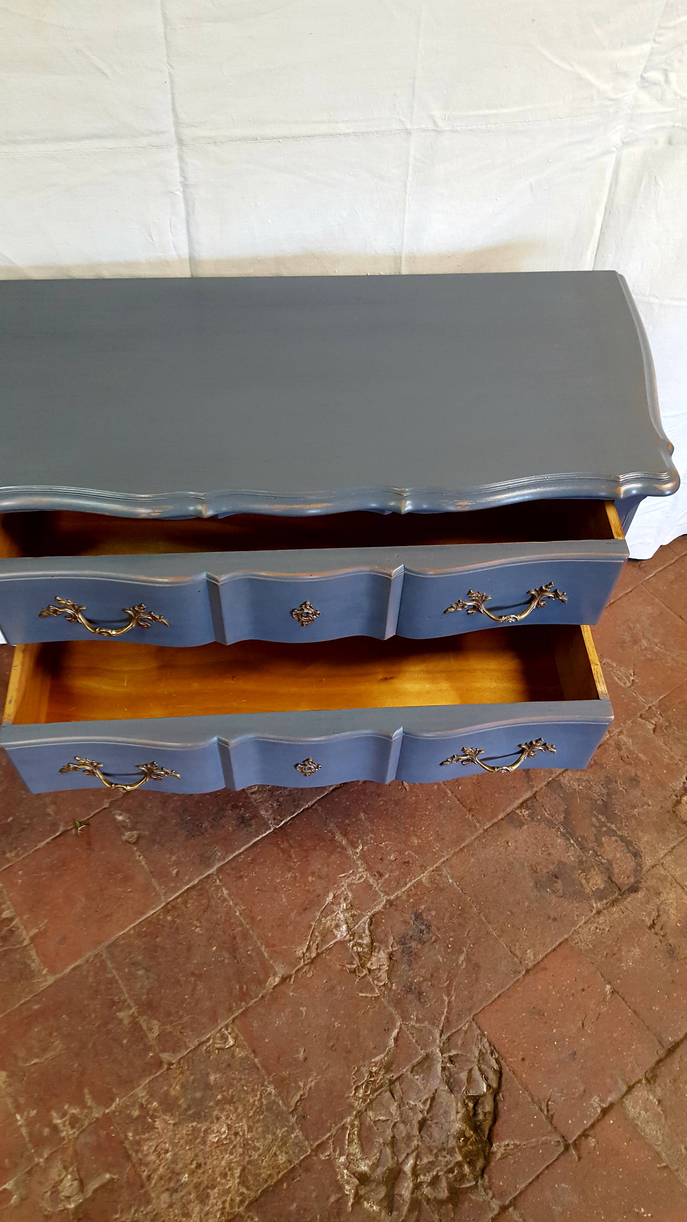 LOUIS XV-style jumping dresser