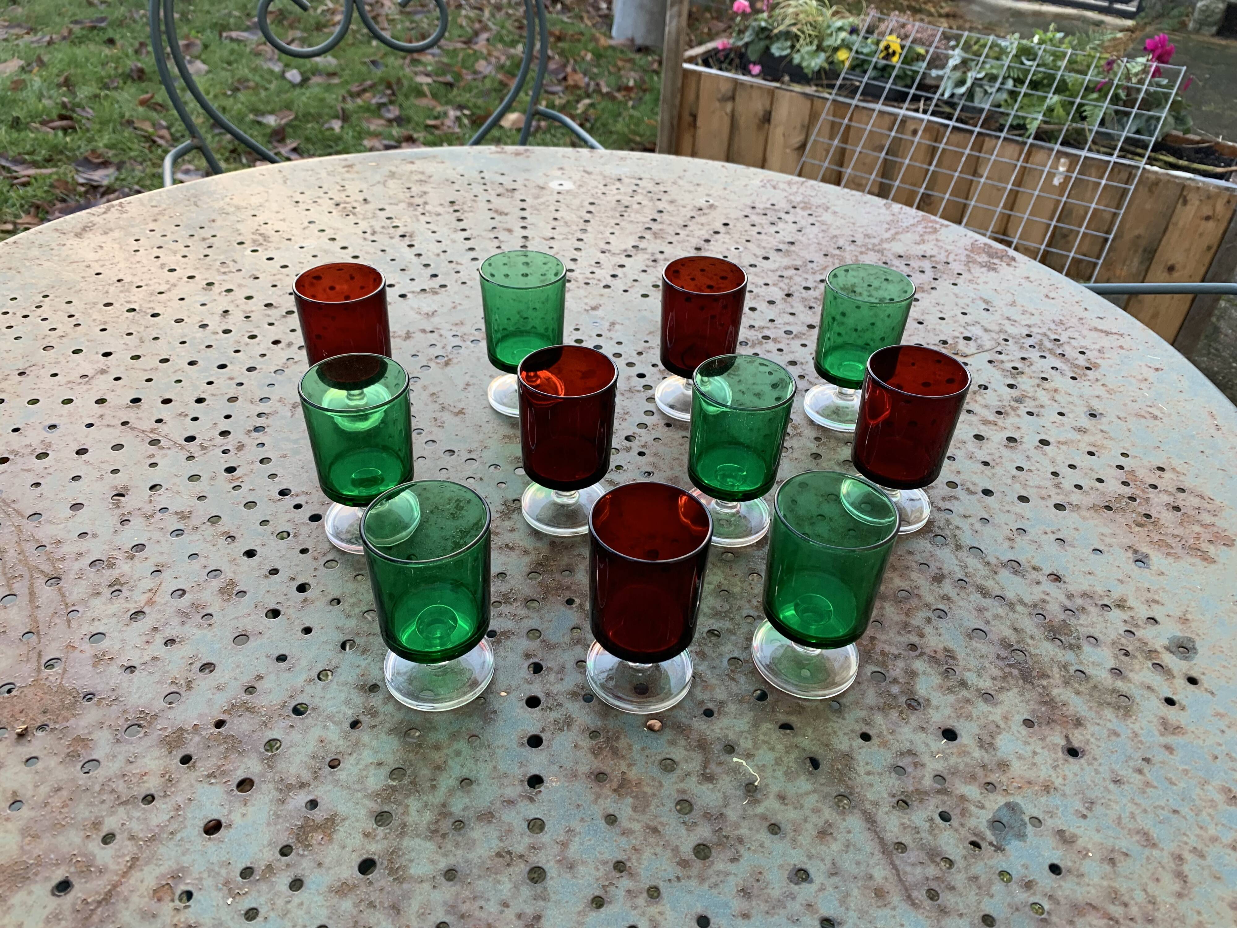 11 wine or aperitif glasses, 6 green and 5 red vintage 1970
