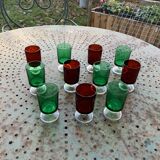 11 wine or aperitif glasses, 6 green and 5 red vintage 1970