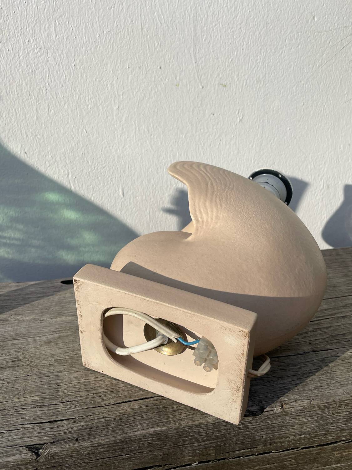 Vintage beige ceramic seashell lamp lol