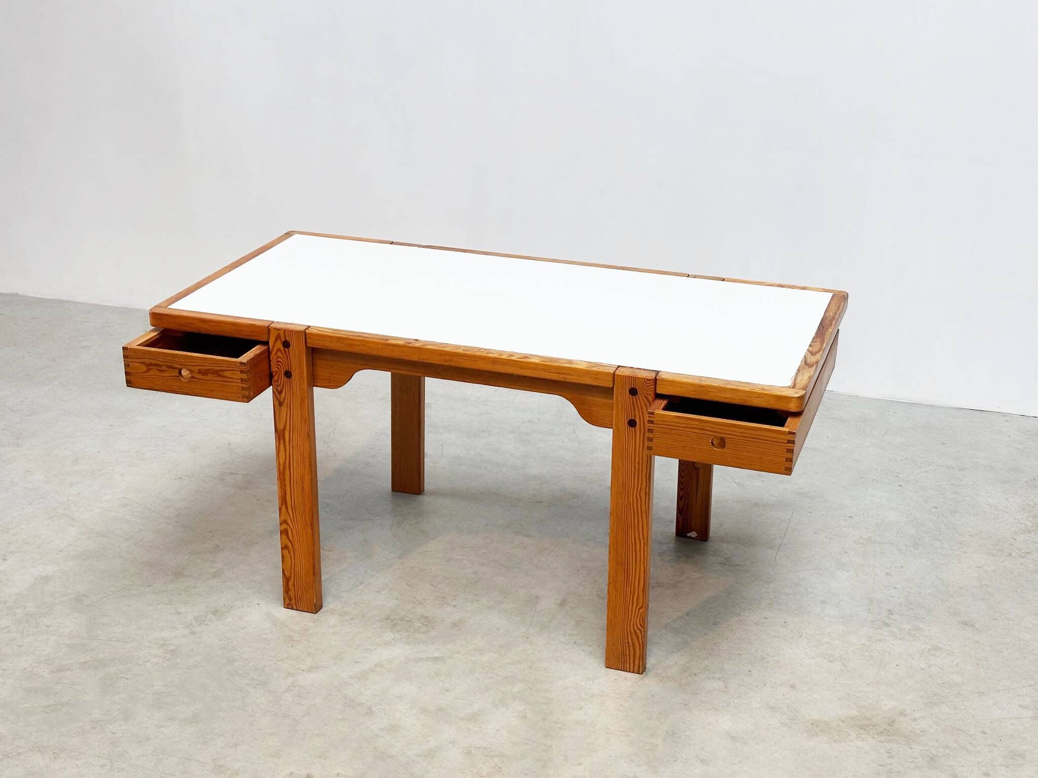 Bureau en pin original des années 1970
