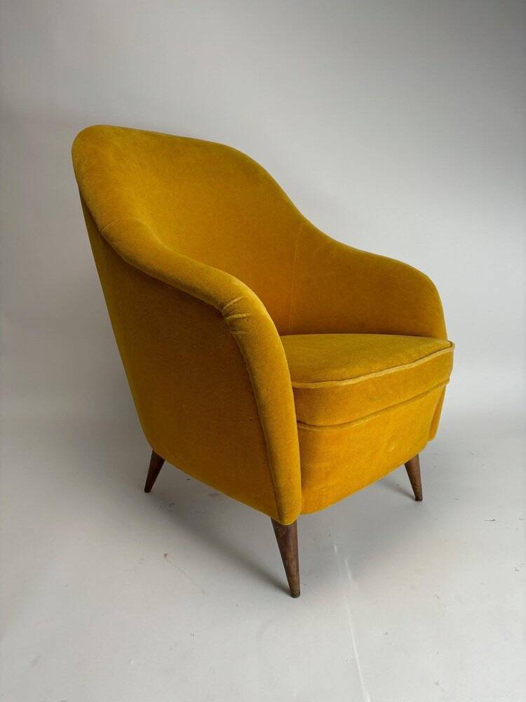 Mid-Century Italian Velvet Armchair in the style of Gio Ponti Style, 1950s