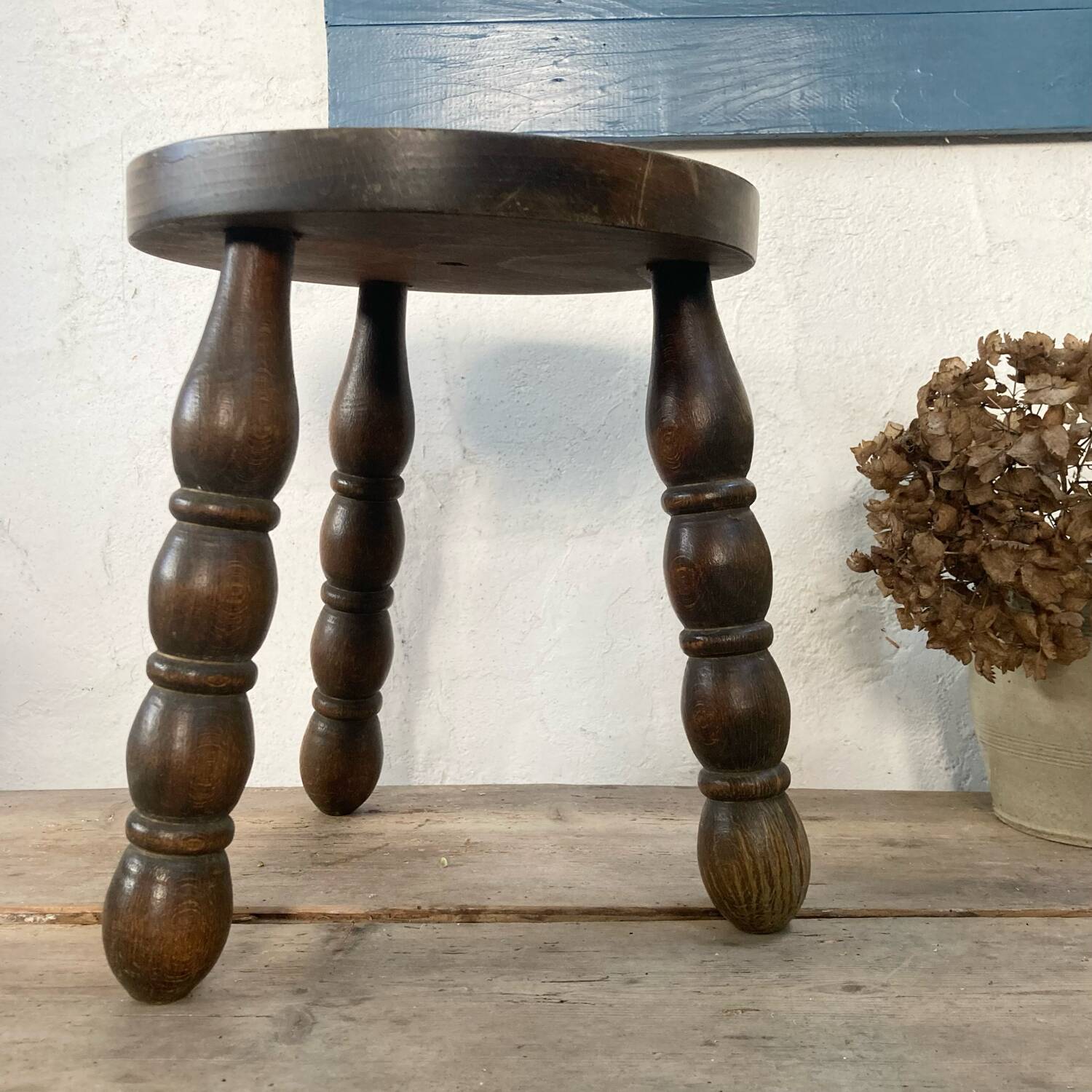 Tabouret en bois tripode