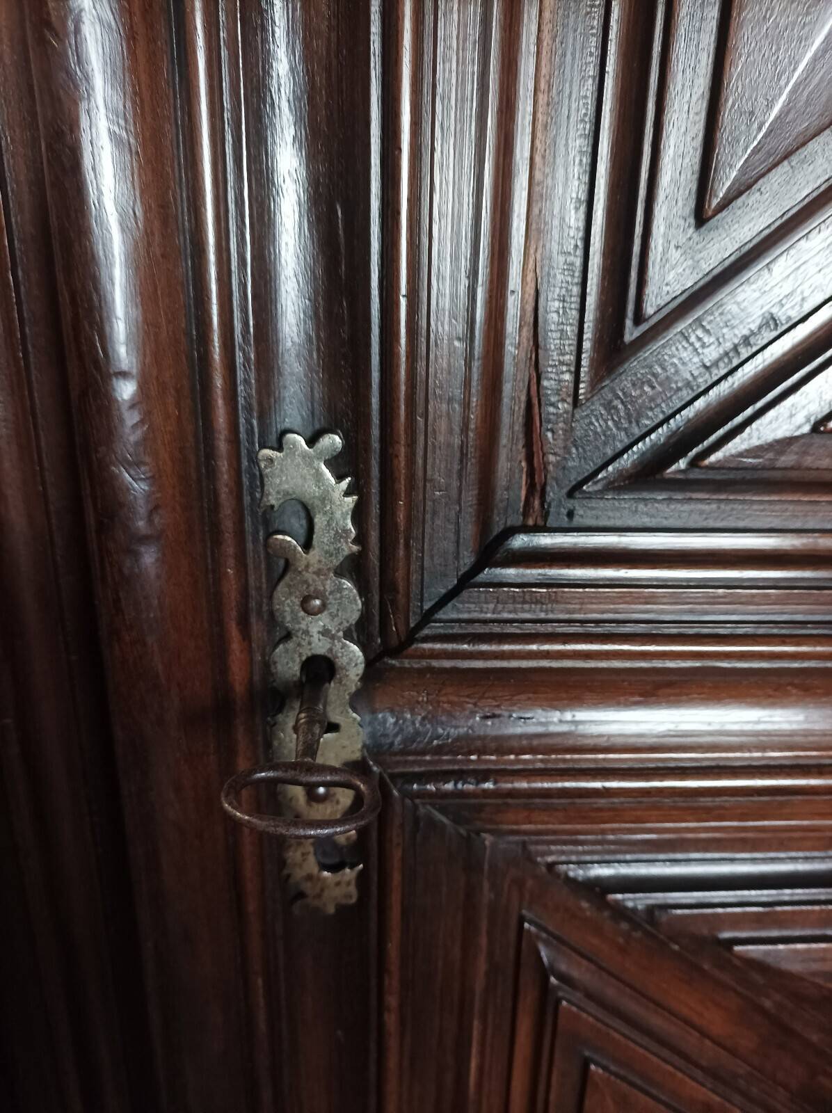 Standing man from the Louis XIII era in walnut with a diamond point.