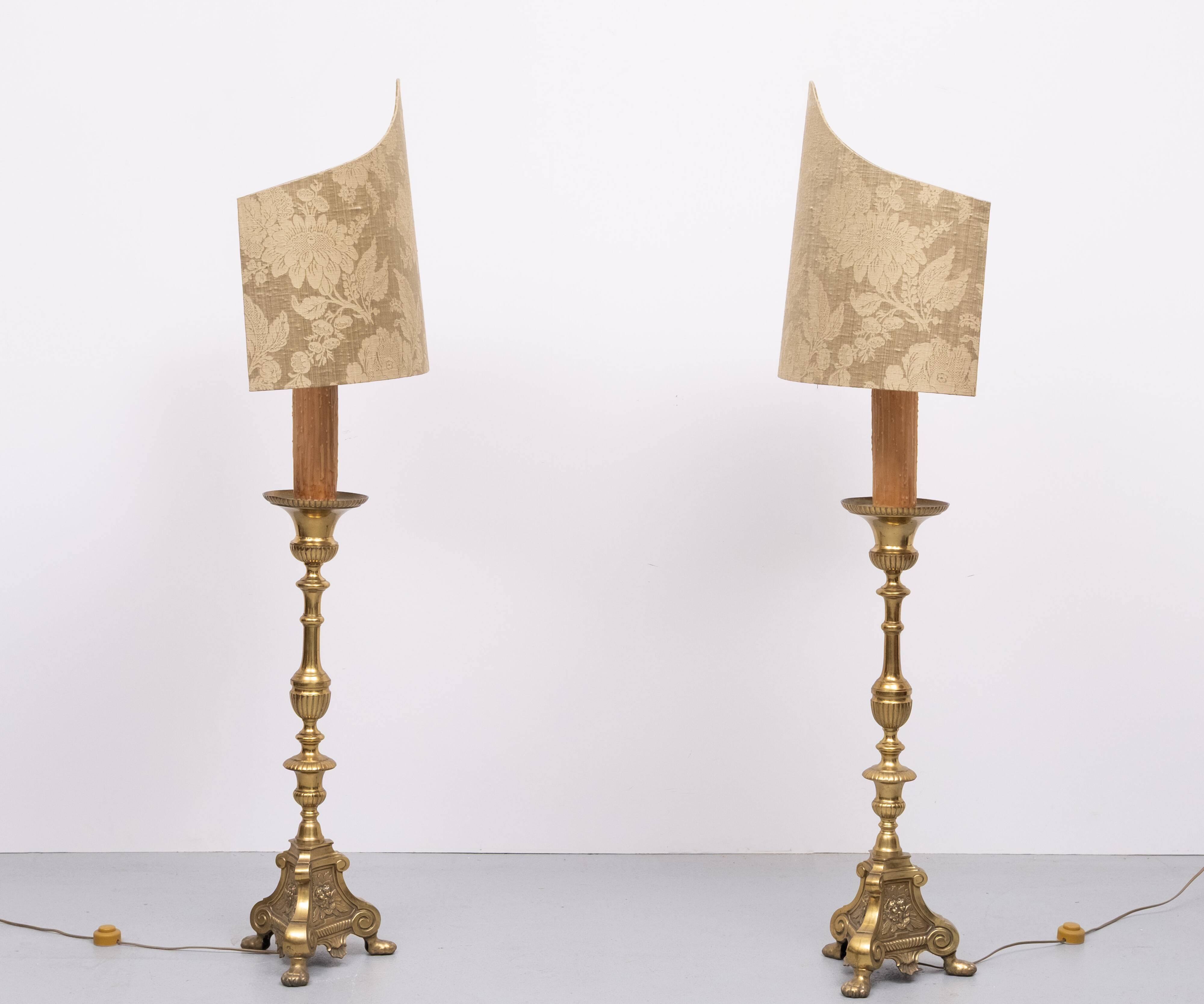 Grands chandeliers d'autel en laiton hollandais du XVIIIe siècle. Lampadaires.