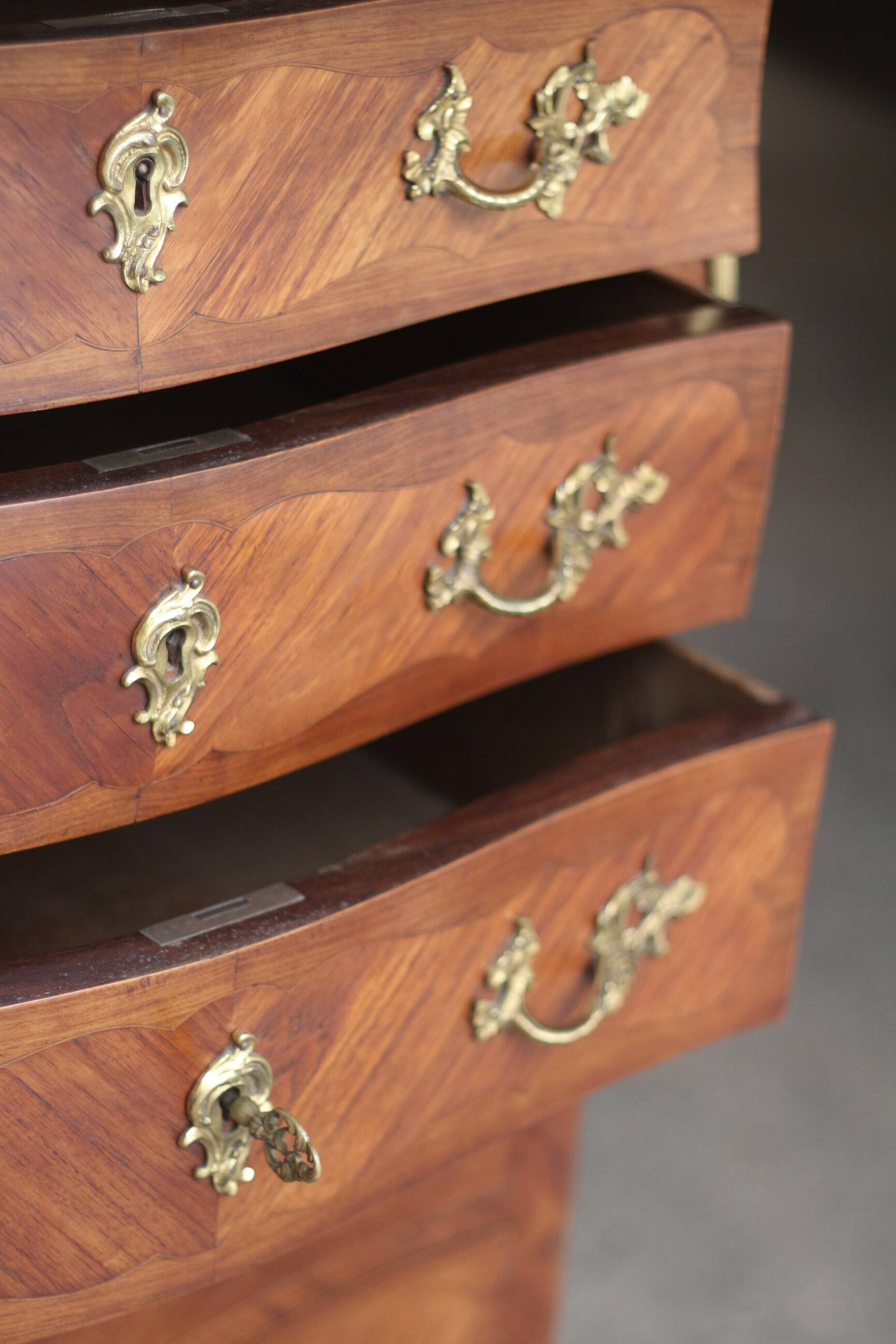 Sumptuous curved weekender in veneered wood in Louis XV style.