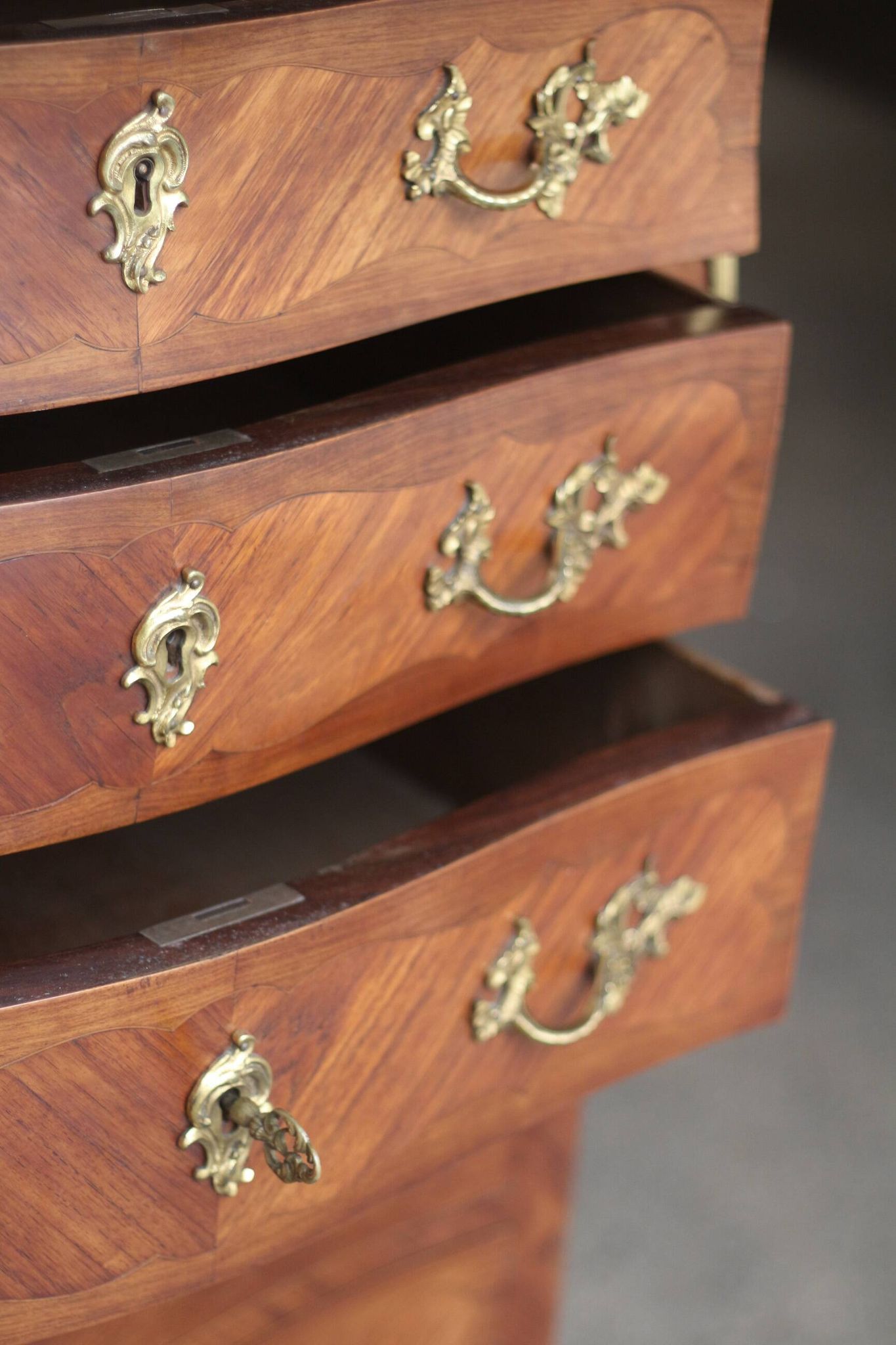 Somptueux semainier galbé en bois de placage de style Louis XV