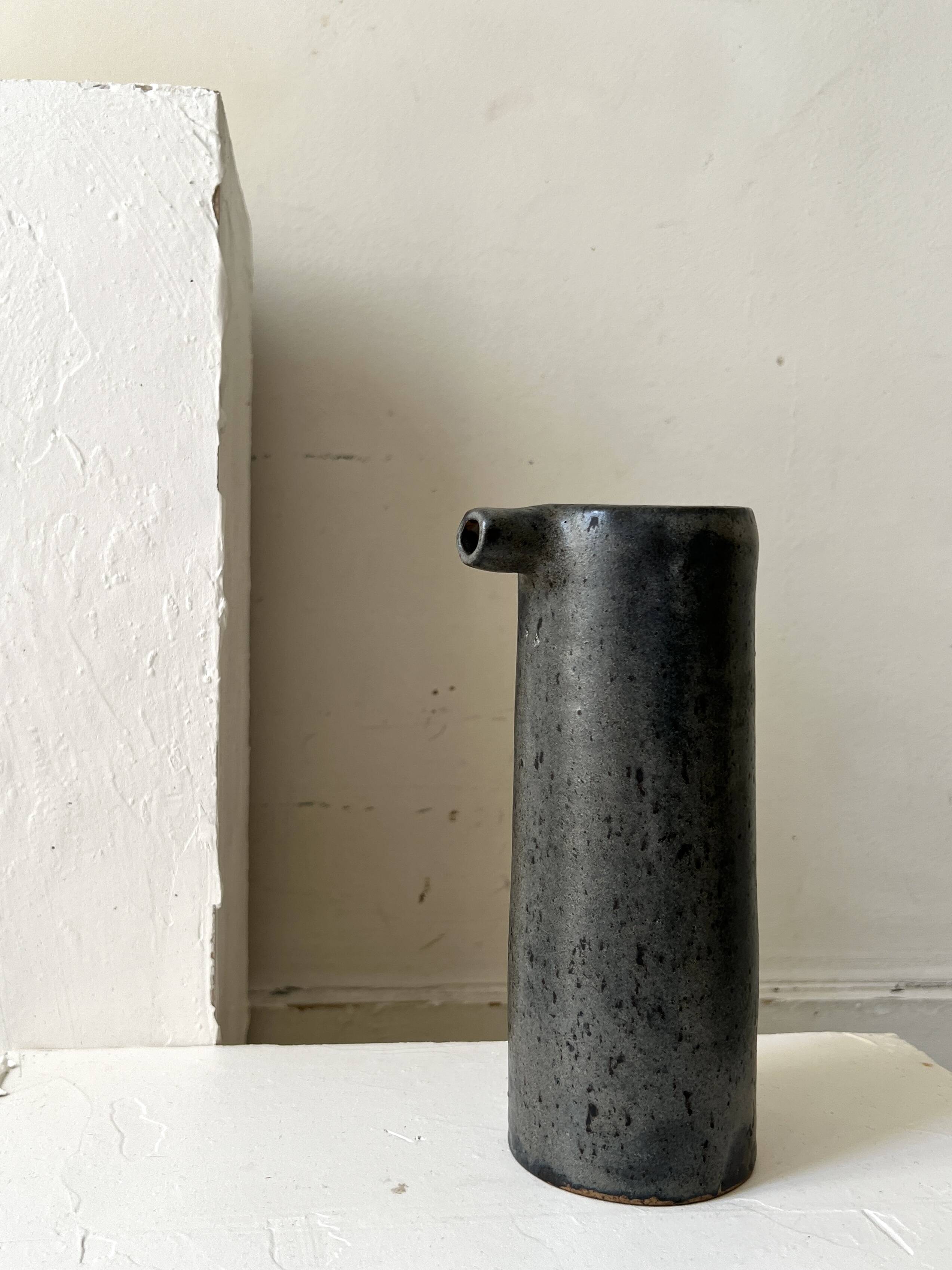 Vase / bouteille design en céramique émaillée noir bleu signé V. Goron