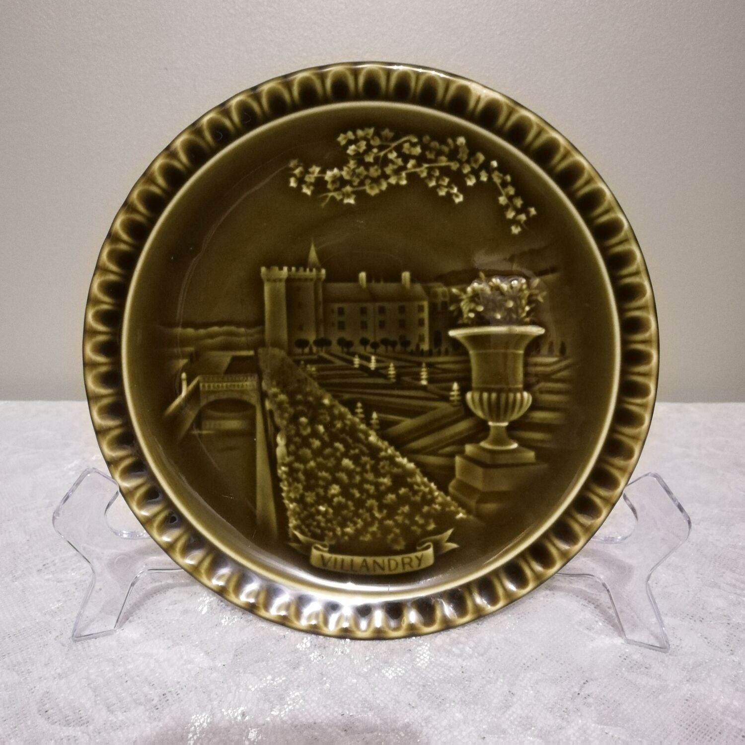 Assiette en barbotine Gien décor "château de Villandry"