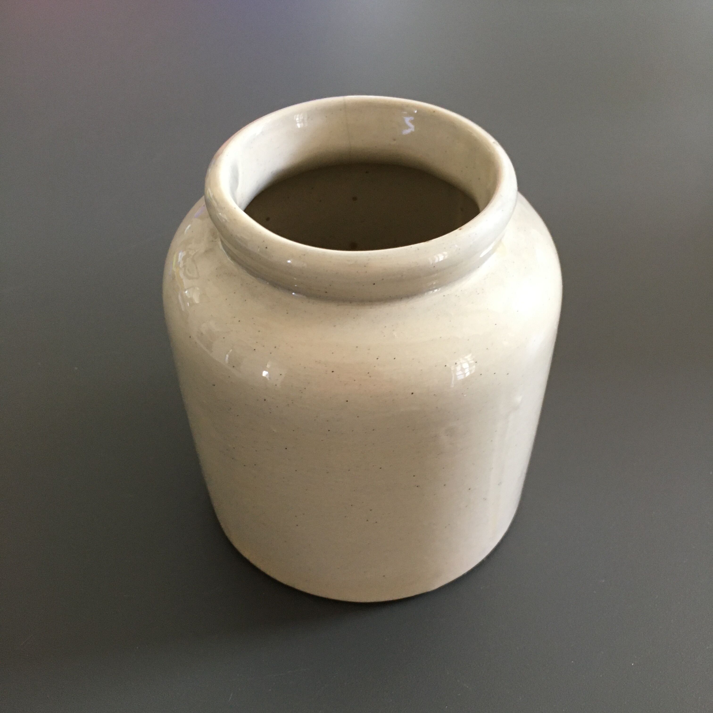 Beige pencil pot