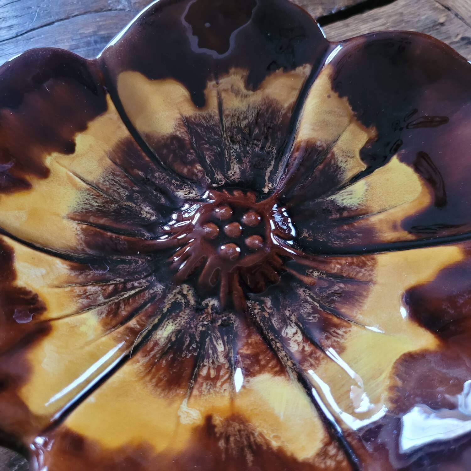 Vintage enamelled ceramic “flower” pocket emptier from the 60s/70s