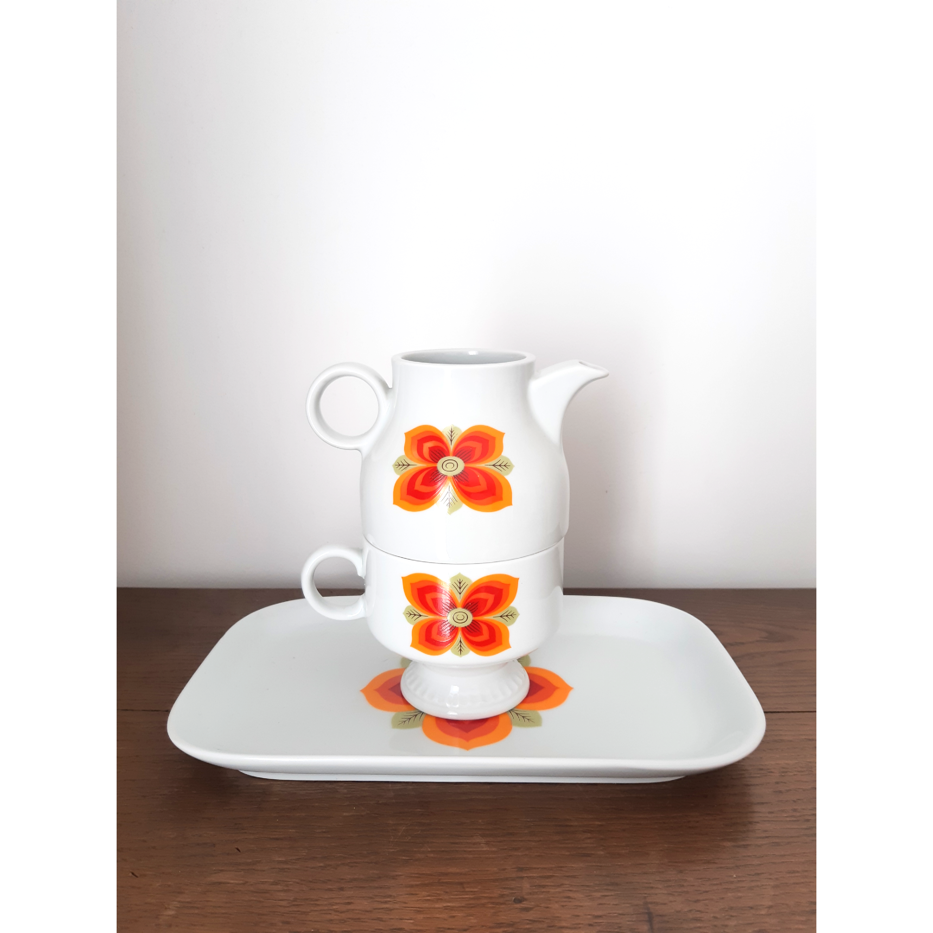 Small dish and its 70s cup