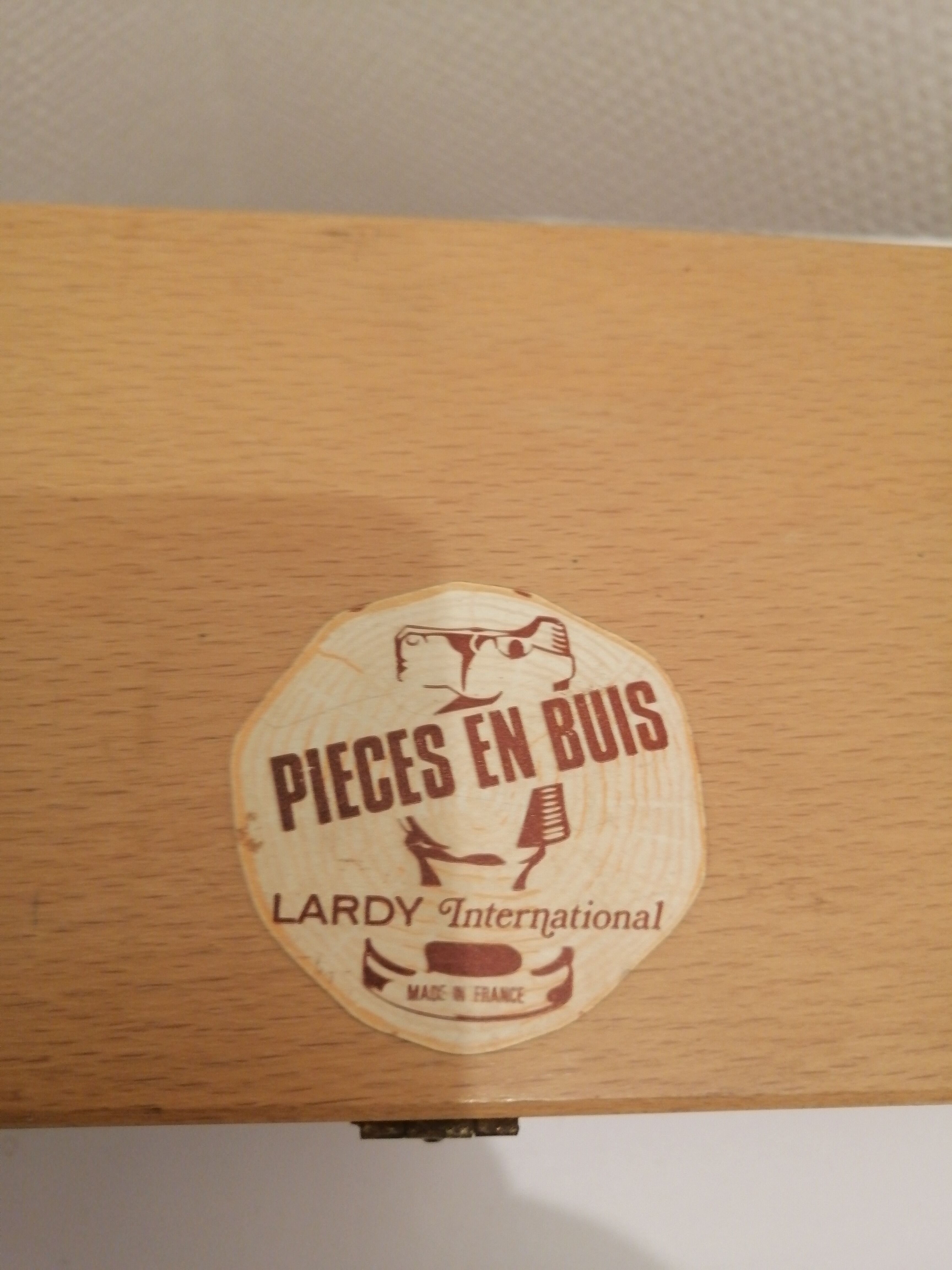 Box of 32 boxwood chess pawns