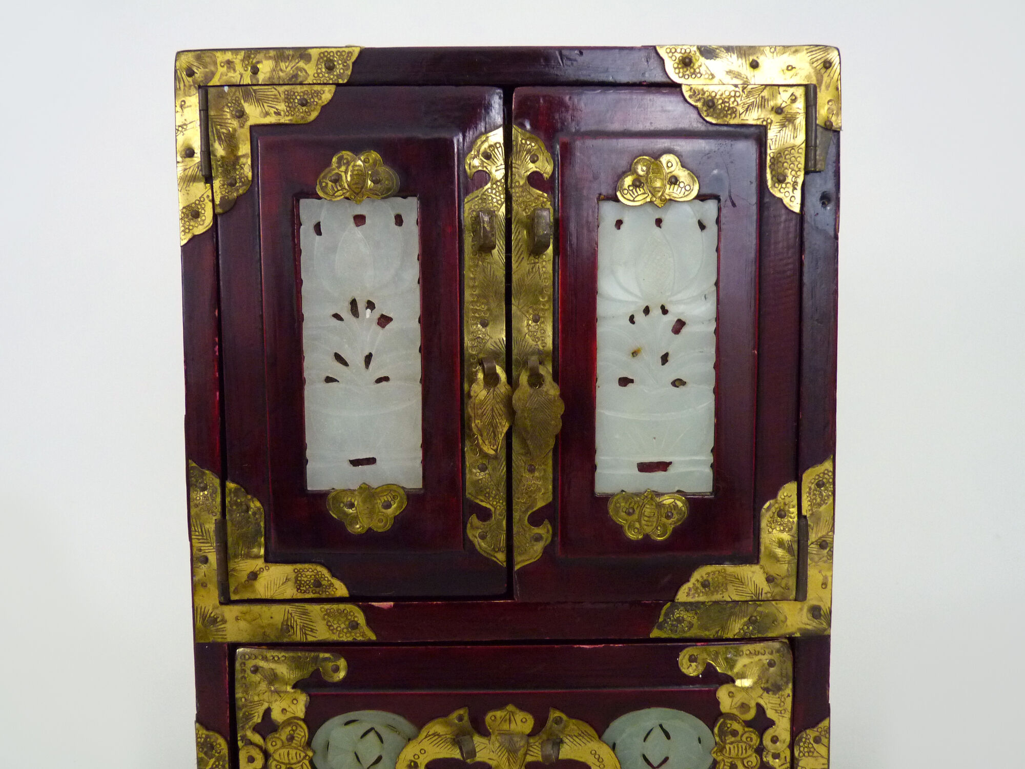 Chinese jewelry box in lacquered wood, jade and brass ornaments. Year 50 60