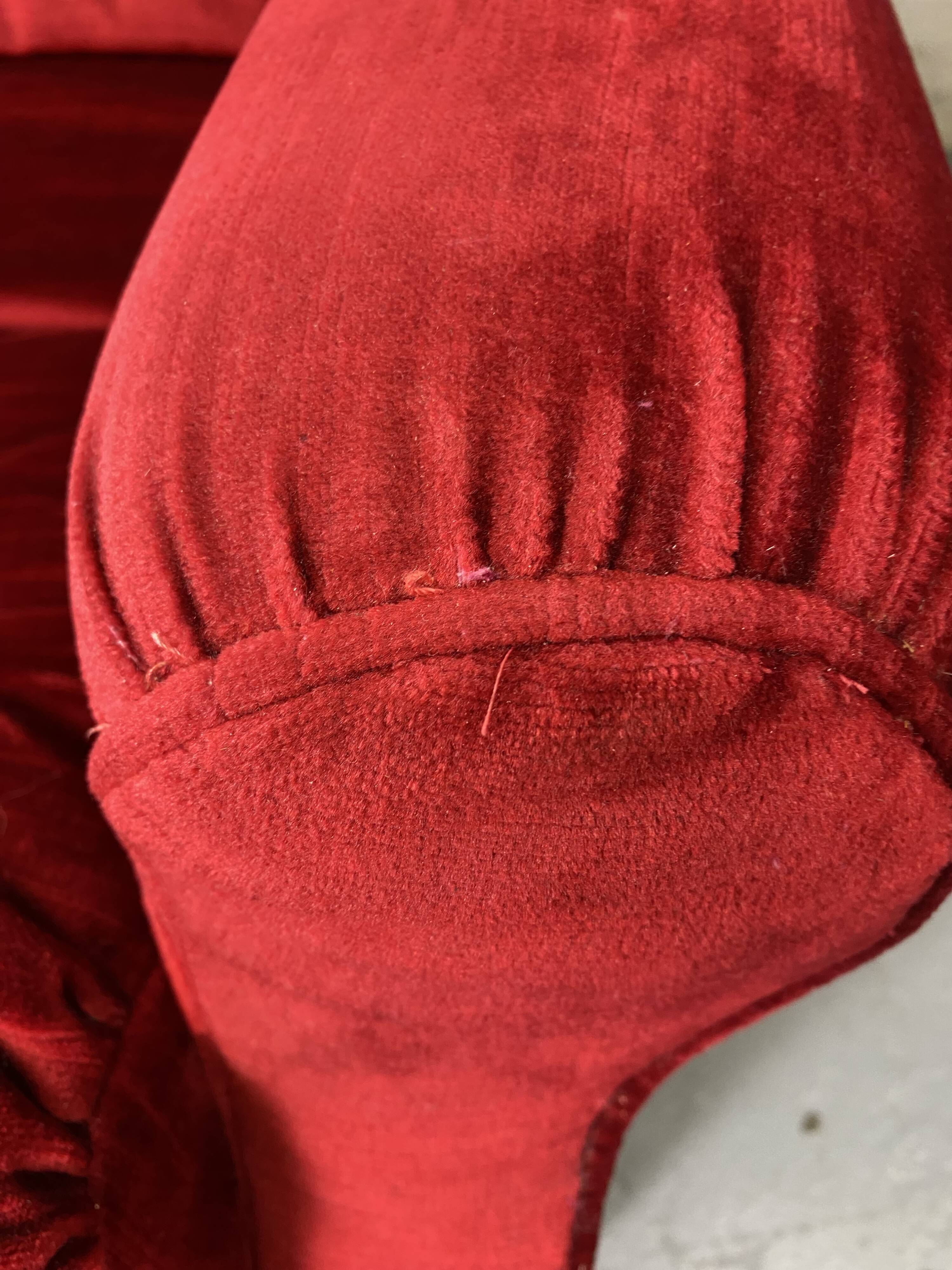 Fauteuil crapaud en velours rouge à franges