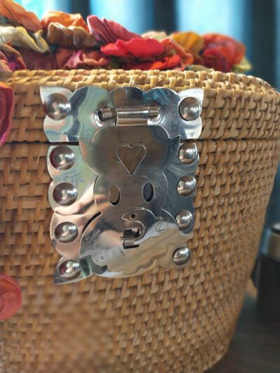 Old Chinese travel tea basket