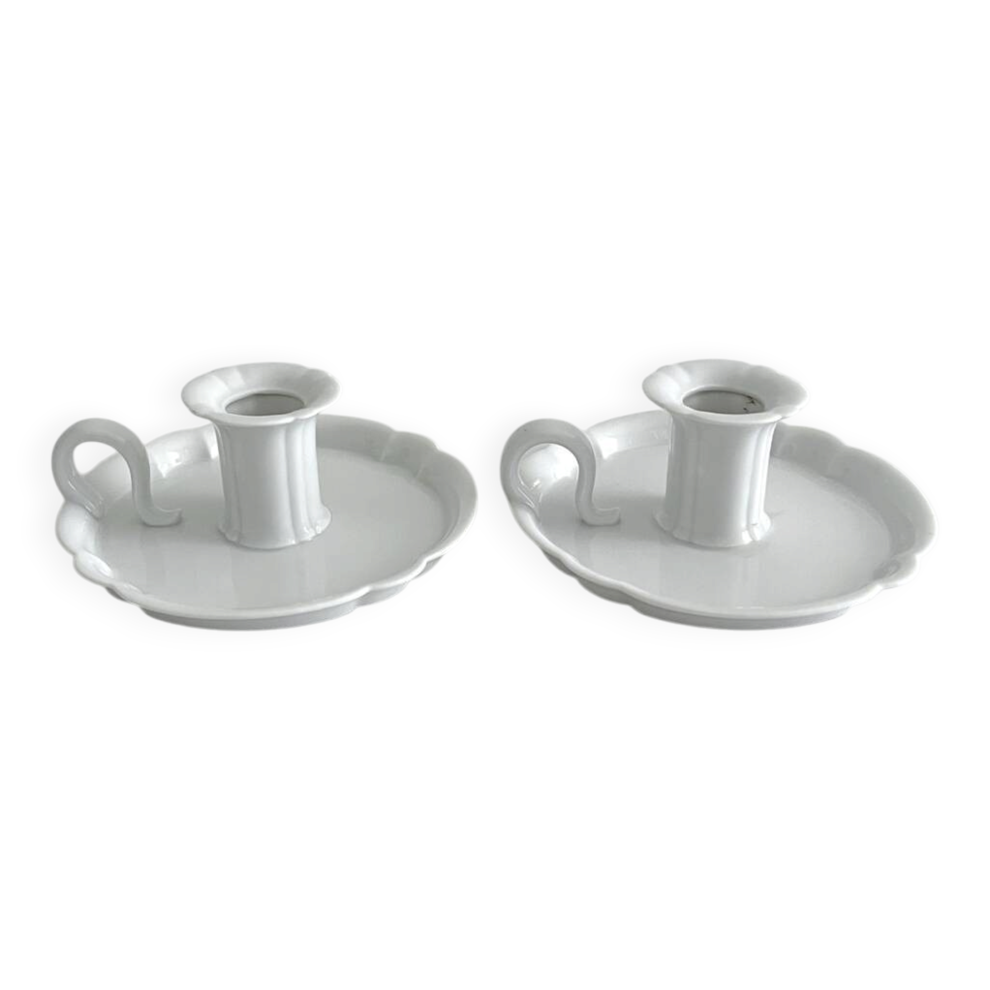 2 bougeoirs à main anciens en porcelaine blanche
