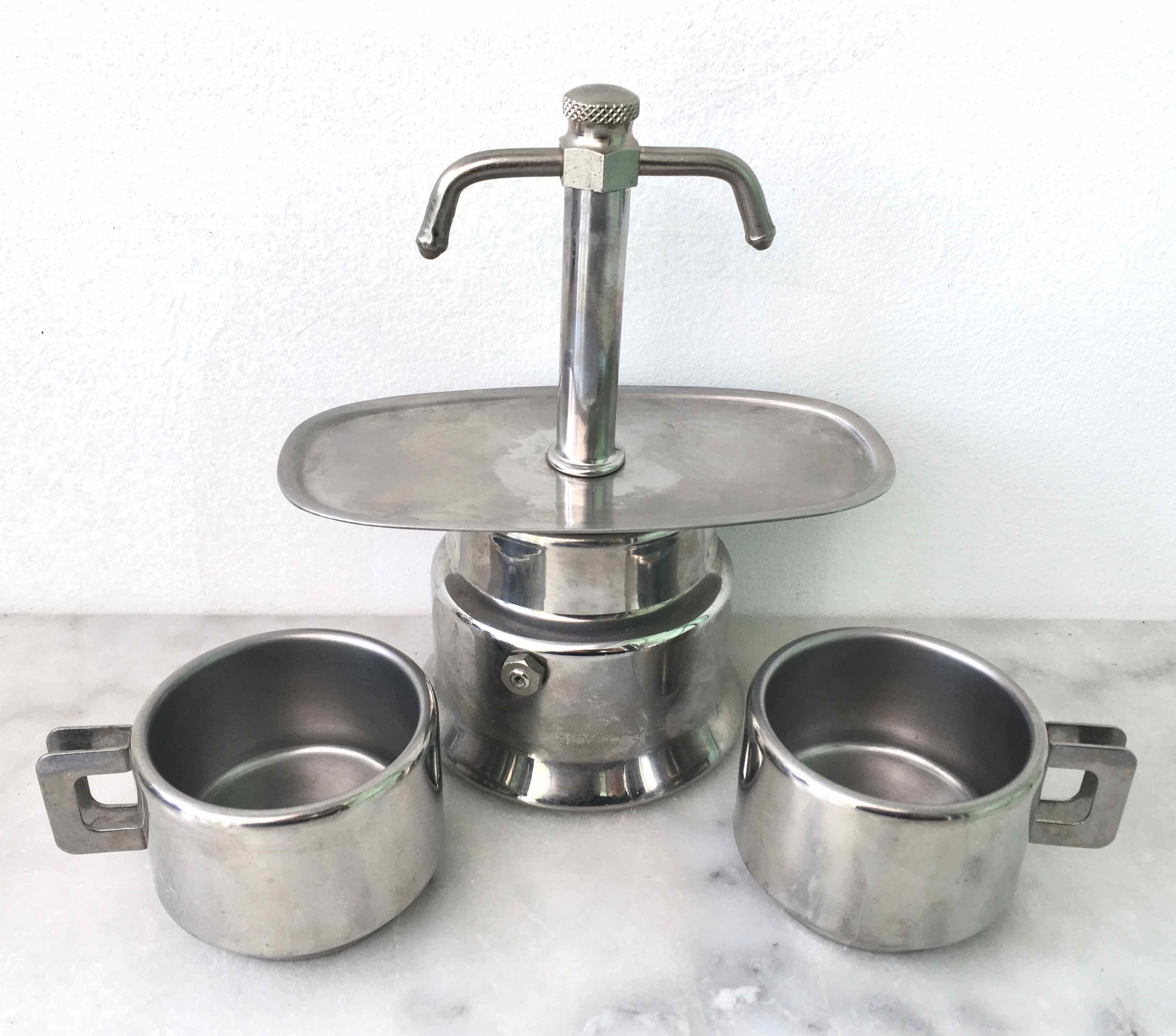 Cafetière italienne et tasses en inox