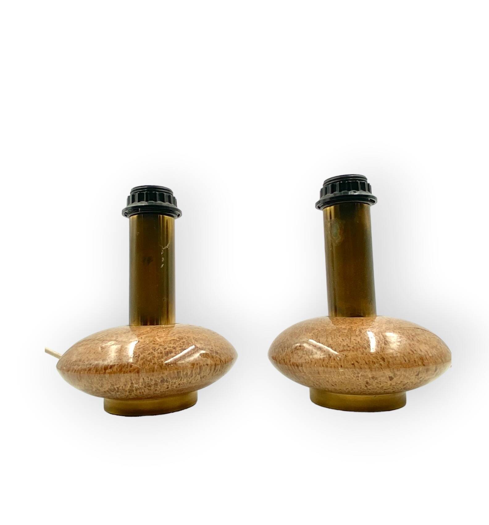 Ensemble de 2 pieds de lampes de table Hollywood Regency en granit rose et laiton, Italie 1970