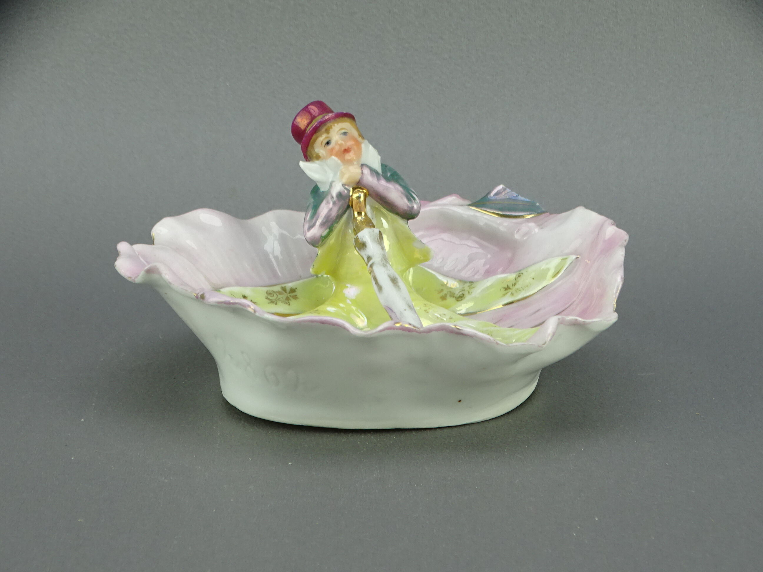 Empty ring pocket in porcelain of Paris