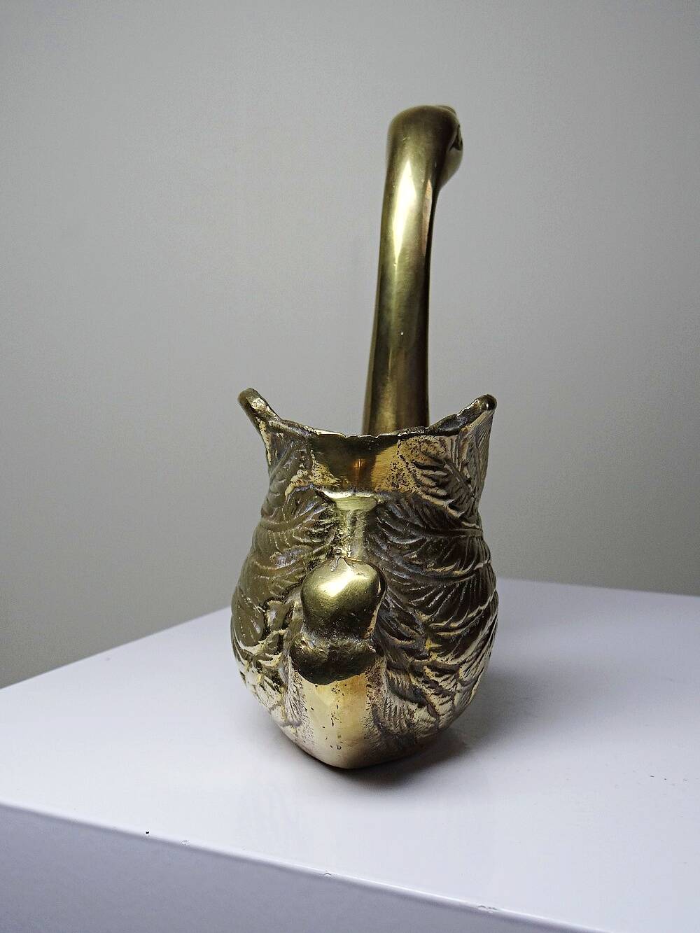 Vintage swan cache-pot/trinket dish in moulded gold-plated brass from the 1970s-80s.