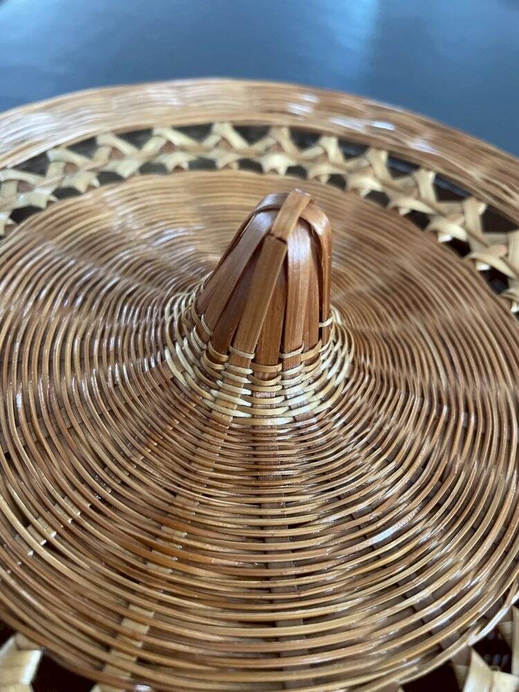 Round handmade basket in fine wicker and bamboo, diameter 19 cm.