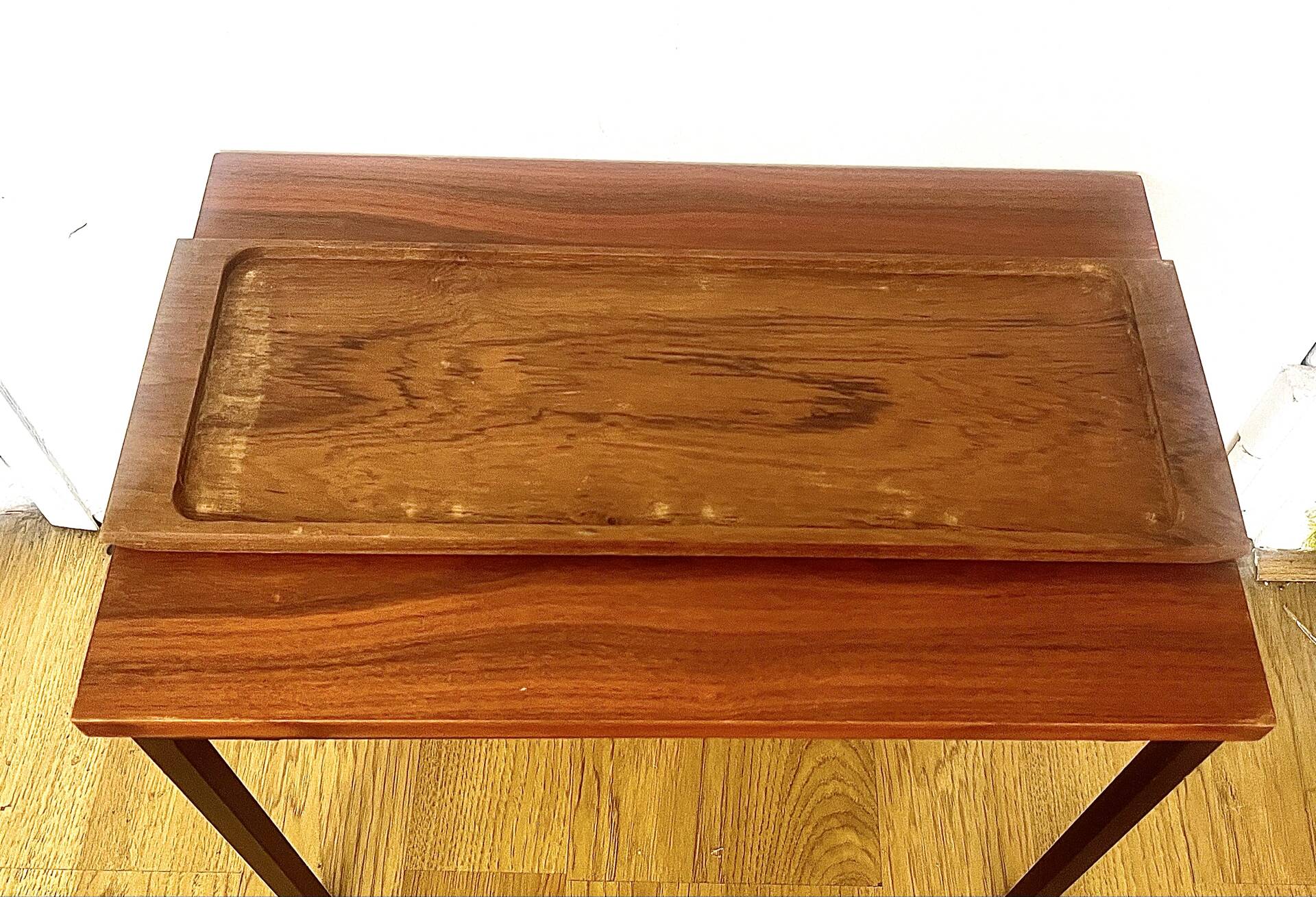 Vintage teak plateau attributed to Digsmed with four ramekins in glass.