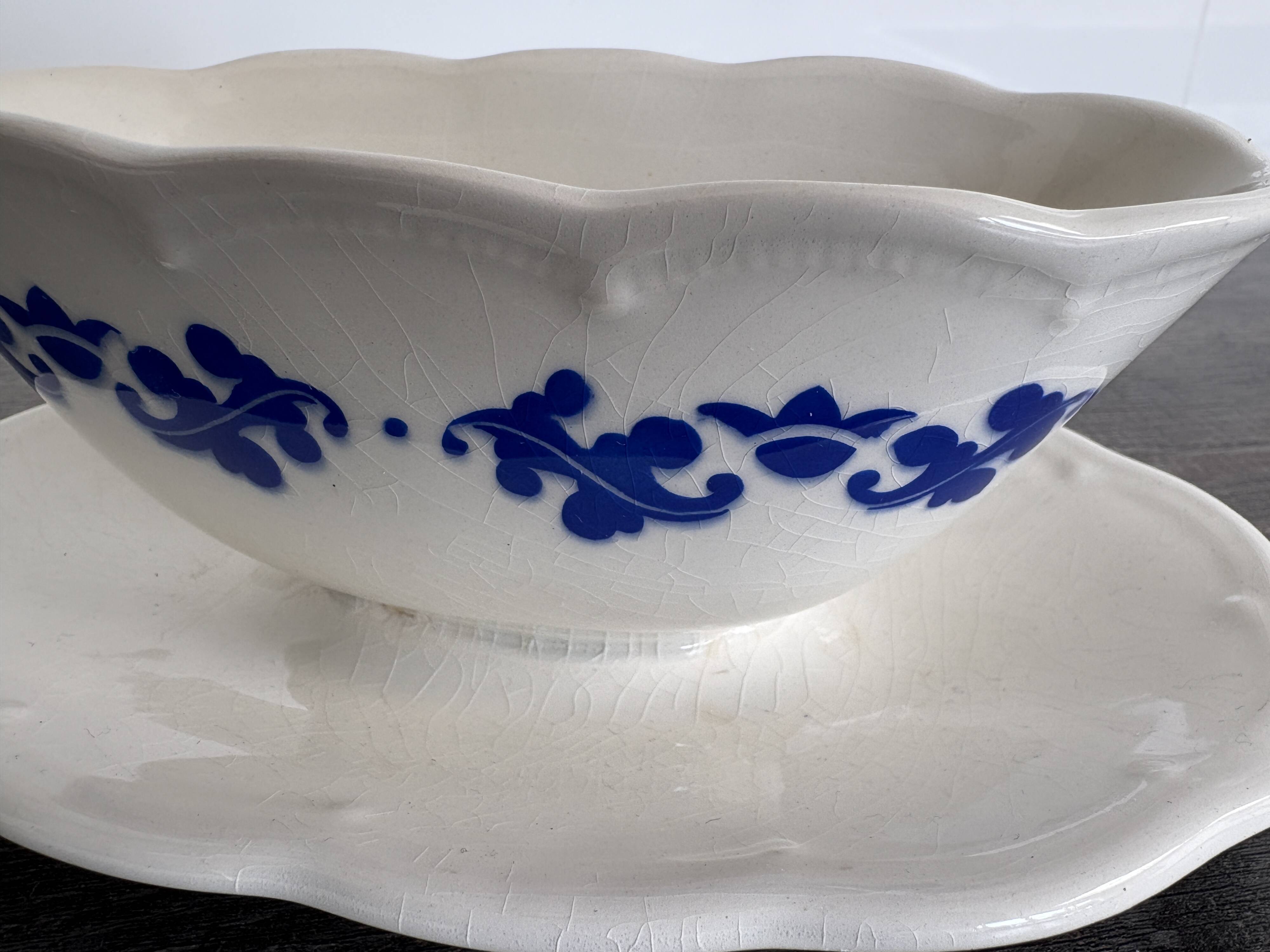 Sauce boat Boch Frères La Louvière