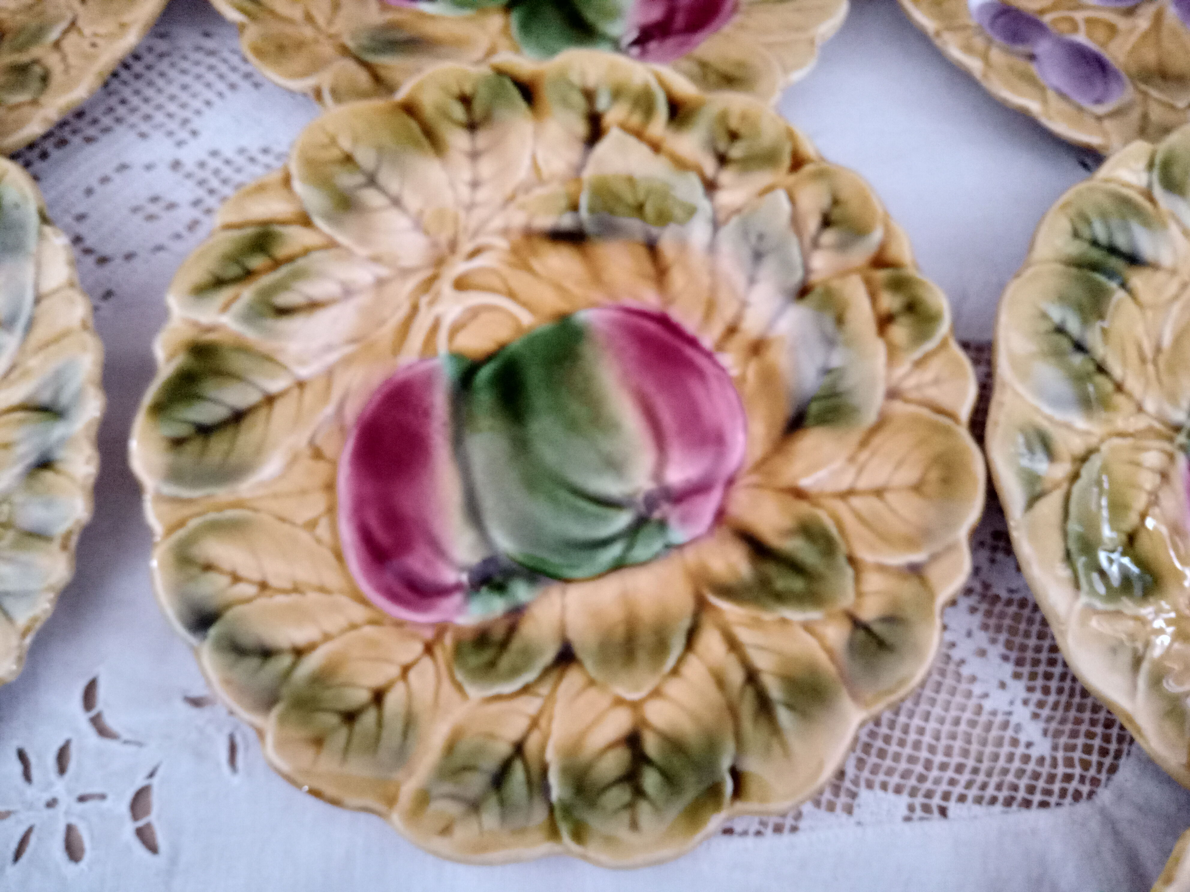 Lot de 9 assiettes à dessert en barbotine Sarreguemines France décor fruits